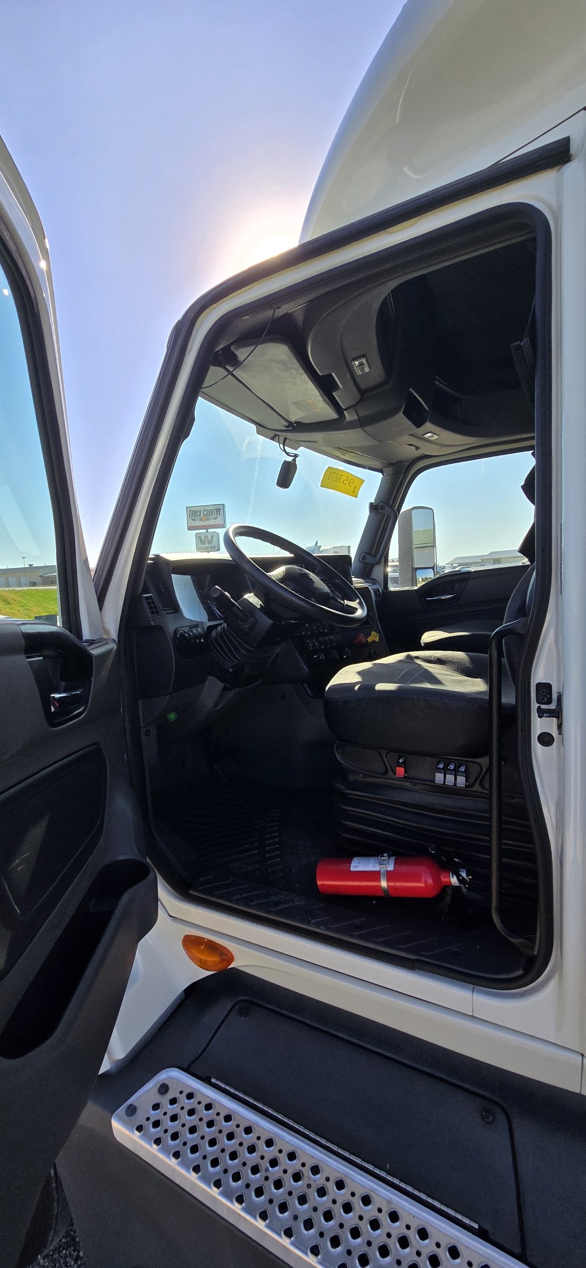 2022 International LT625 - image 4 of 6