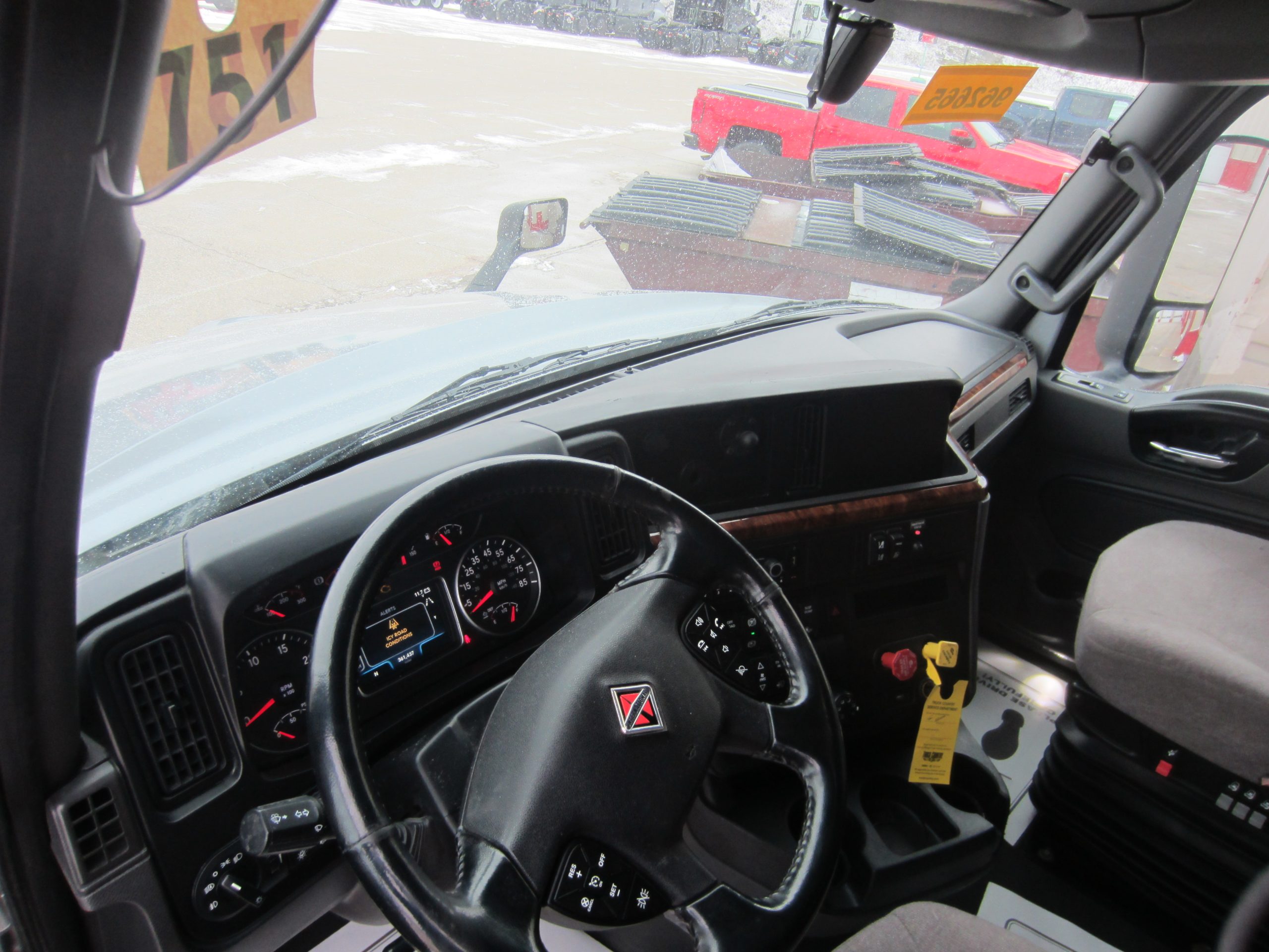 2022 International LT625 - image 5 of 5