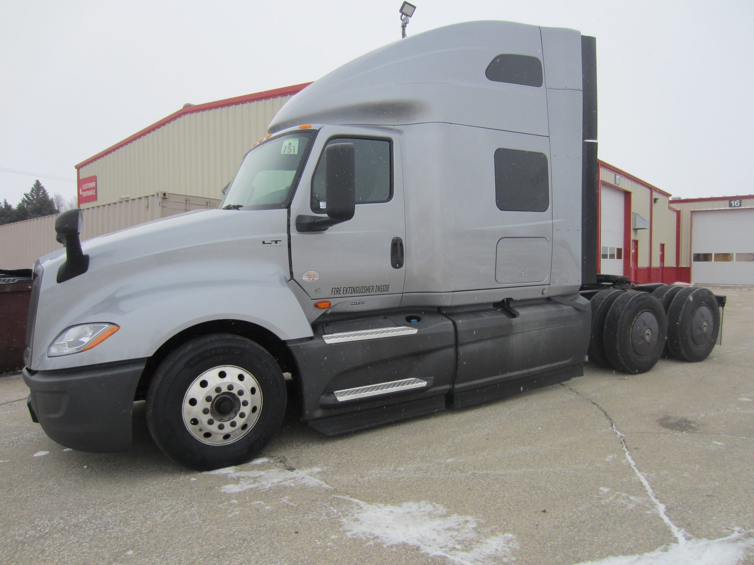 2022 International LT625 - image 1 of 5