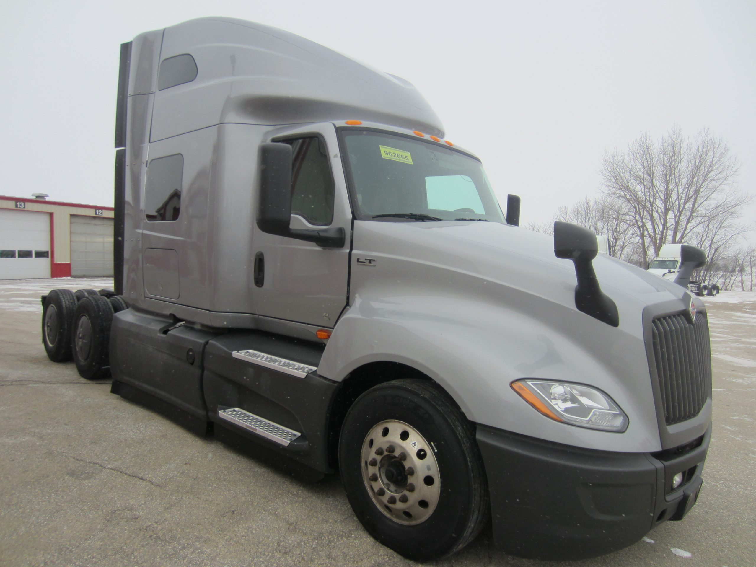 2022 International LT625 - image 3 of 5