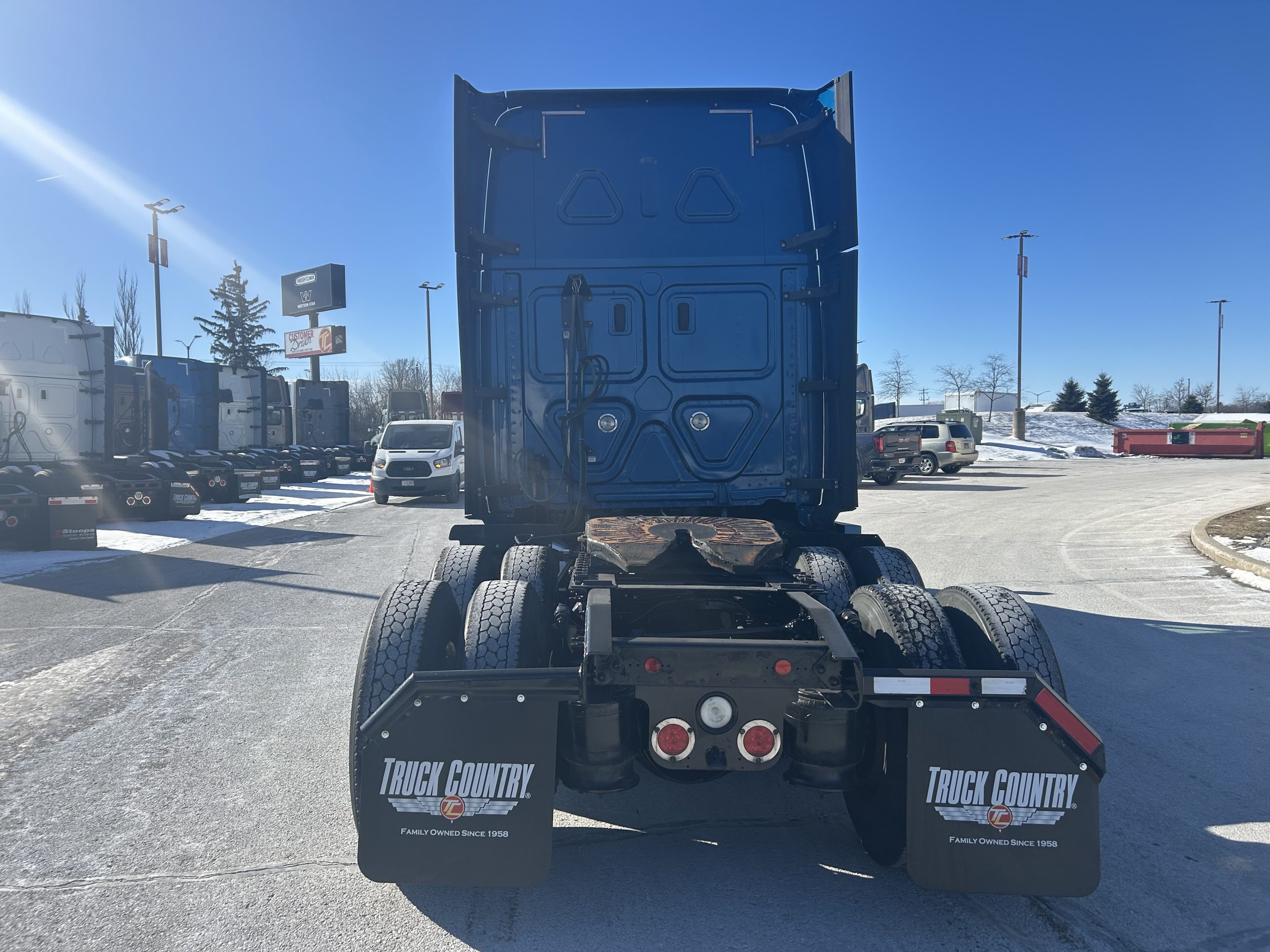 2020 Freightliner CA125 - image 4 of 6