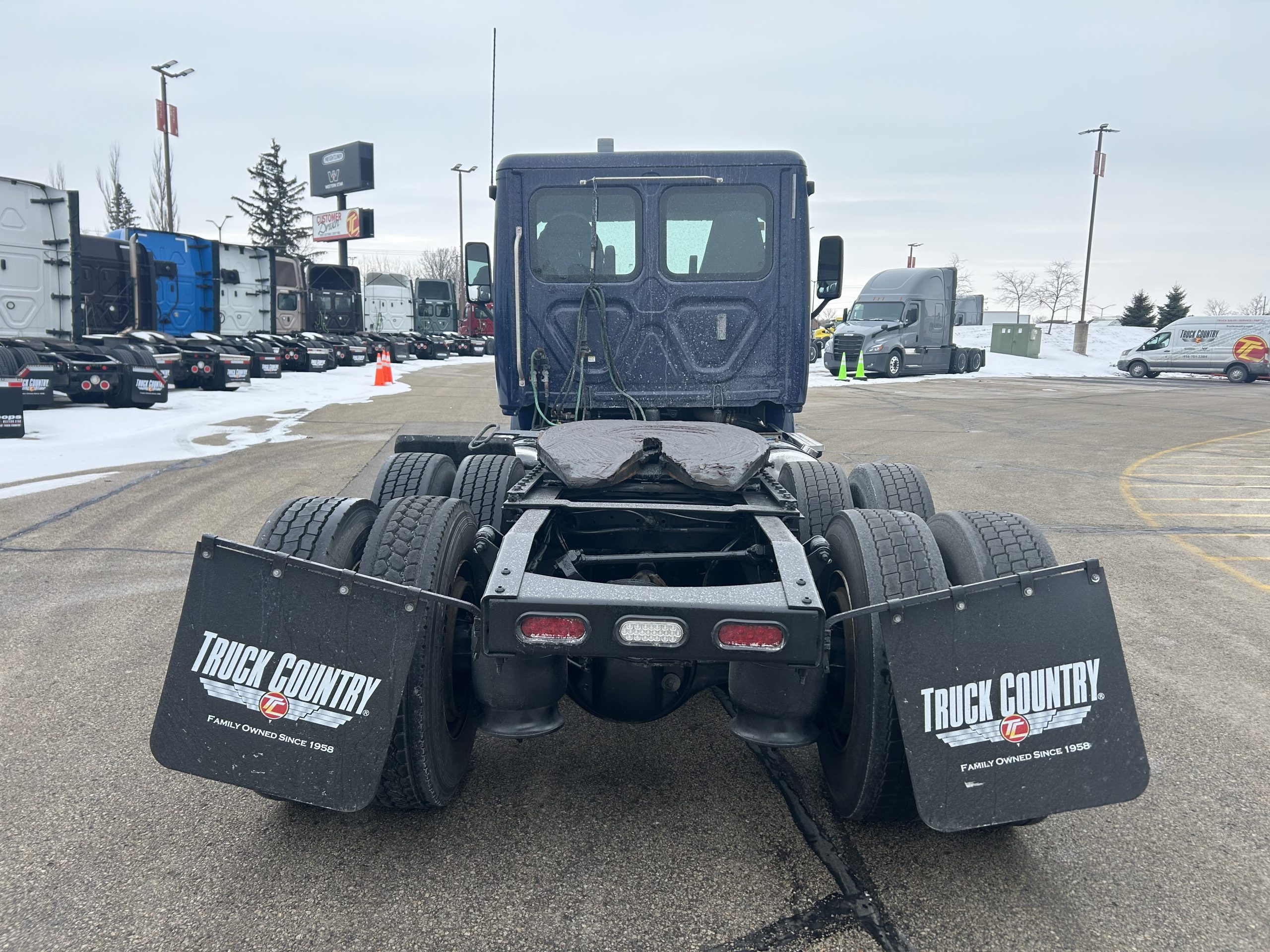 2019 Freightliner CA125 - image 4 of 6