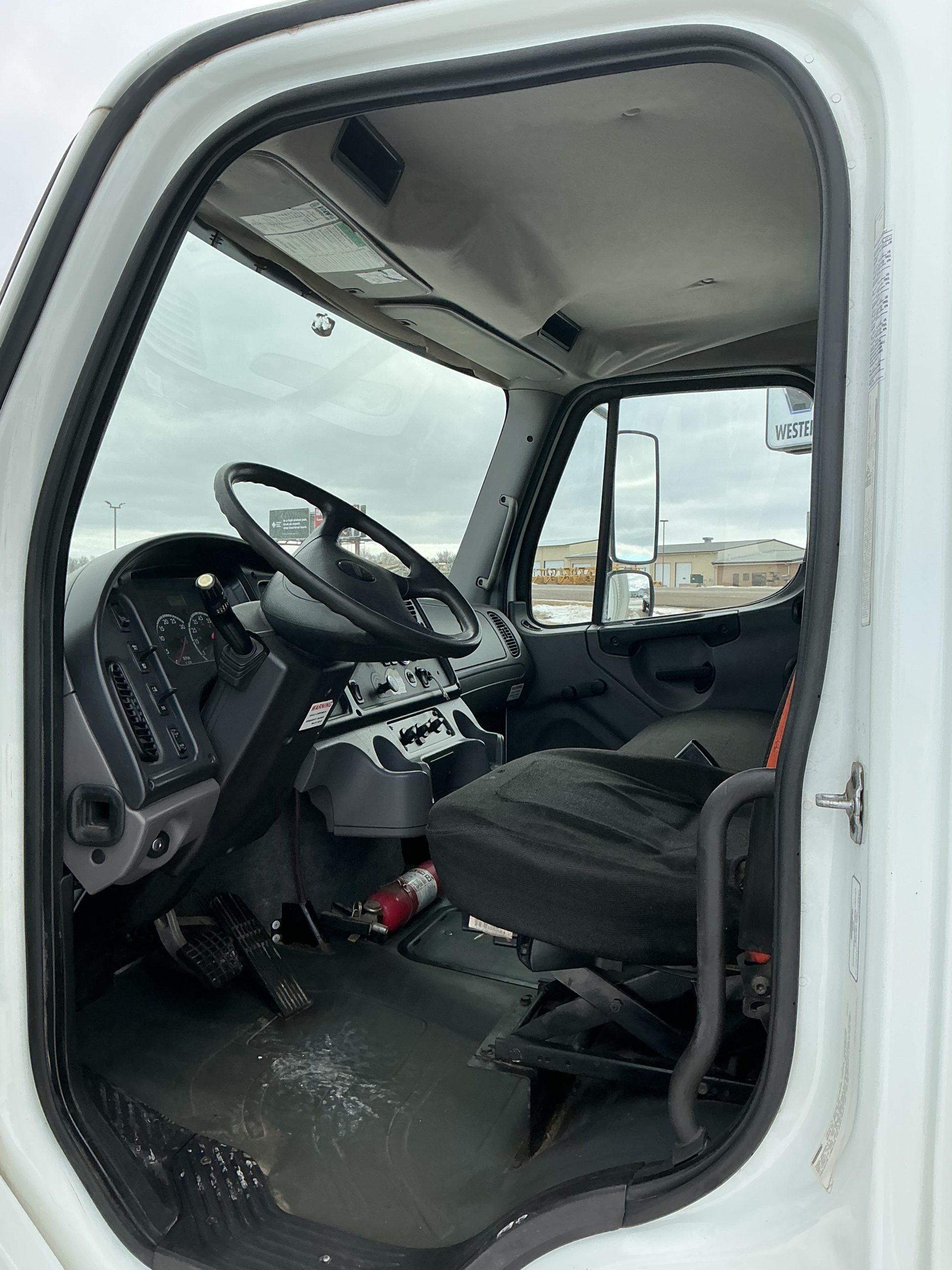 2011 Freightliner M2 106 - image 5