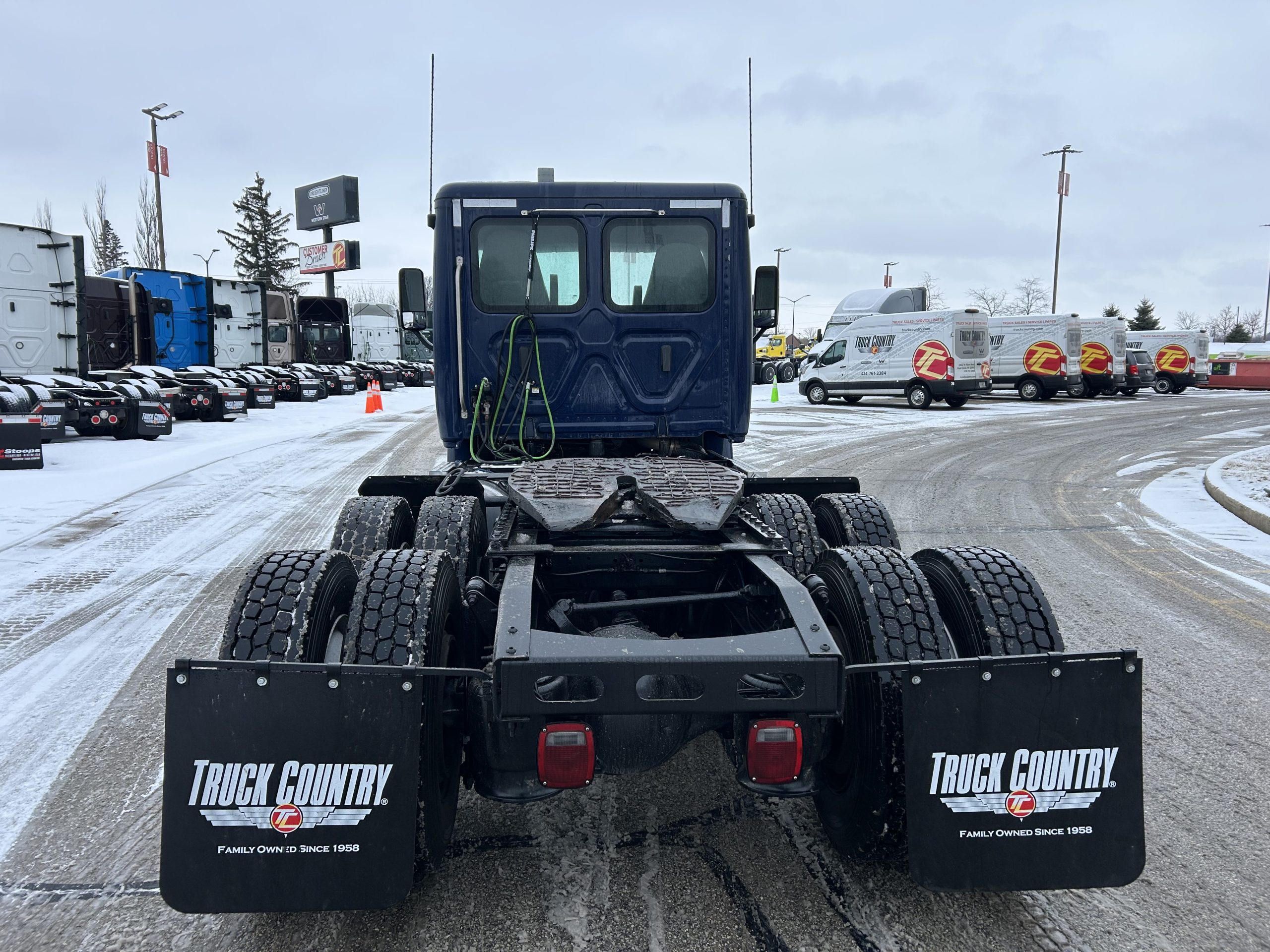 2018 Freightliner CA125 - image 4 of 6