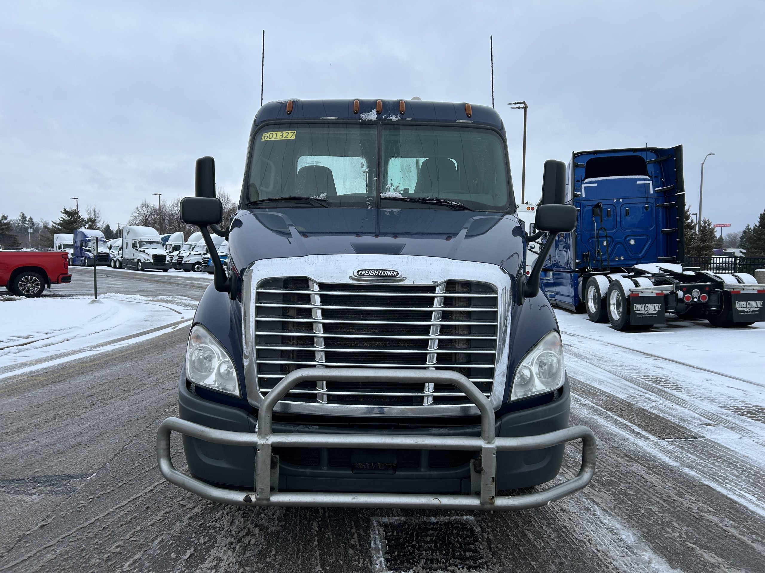 2018 Freightliner CA125 - image 2 of 6