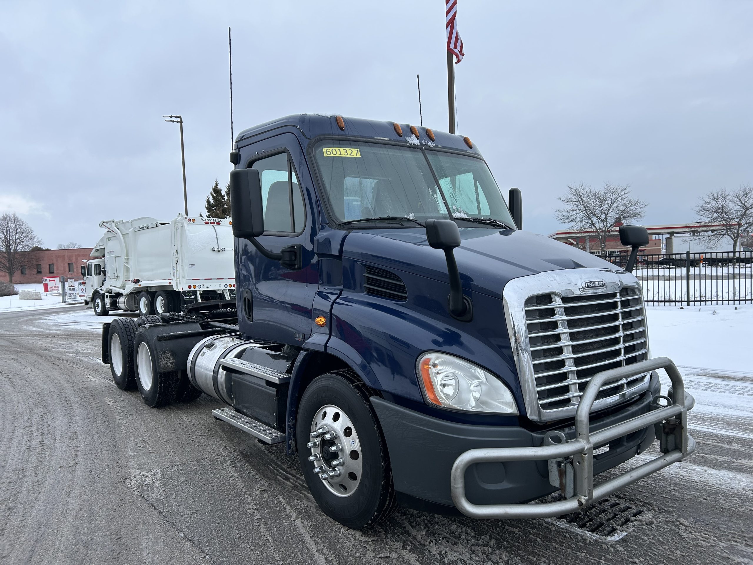2018 Freightliner CA125 - image 3 of 6