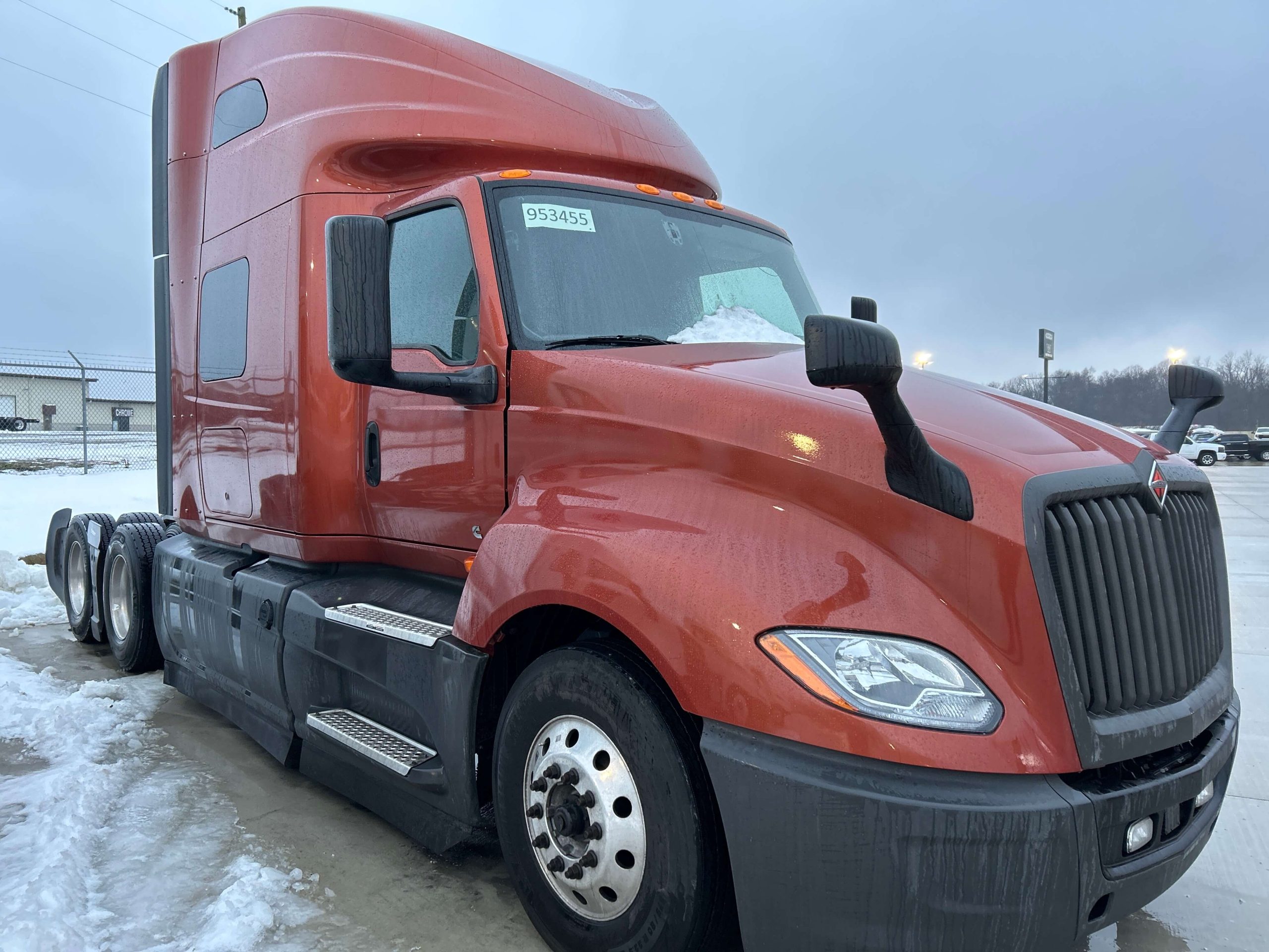 2022 International LT - image 2