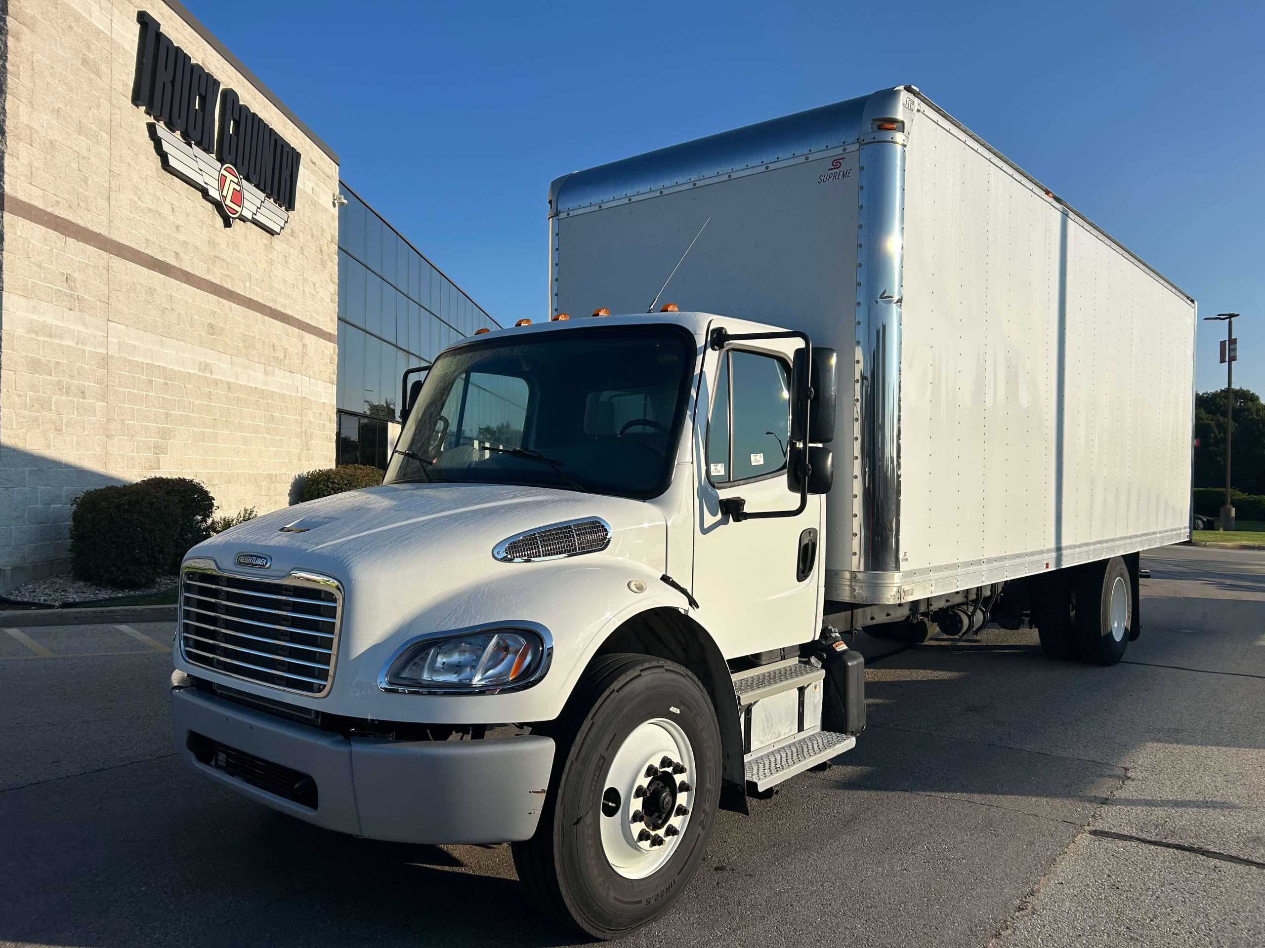 2018 Freightliner M2 106 - image 1