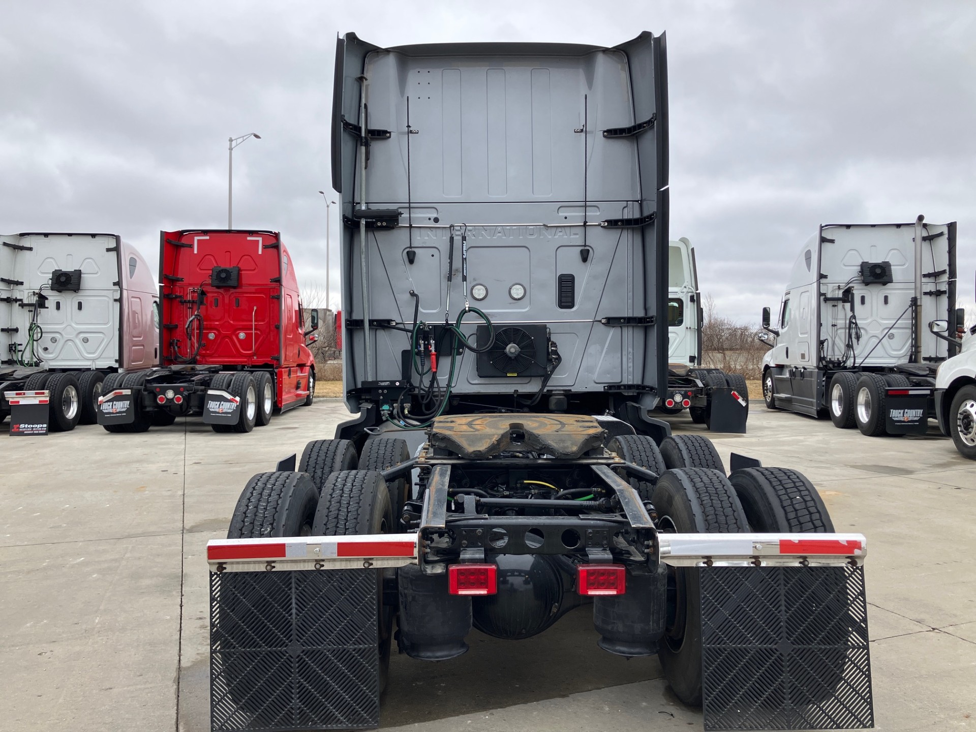 2022 International LT - image 2