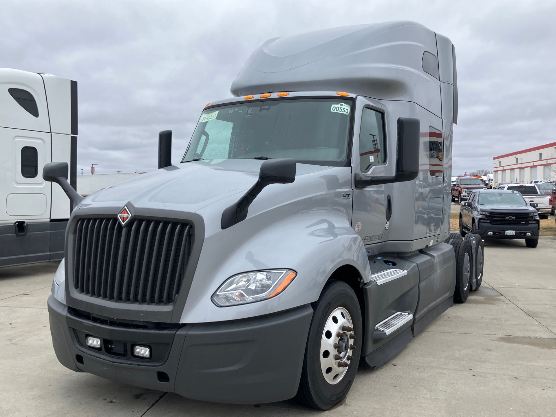 2022 International LT - image 3