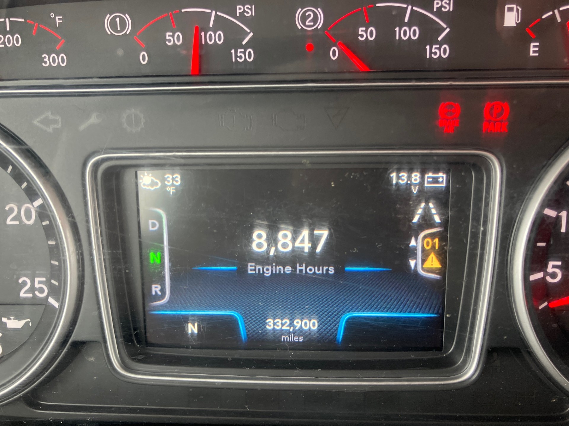 2022 International LT - image 6