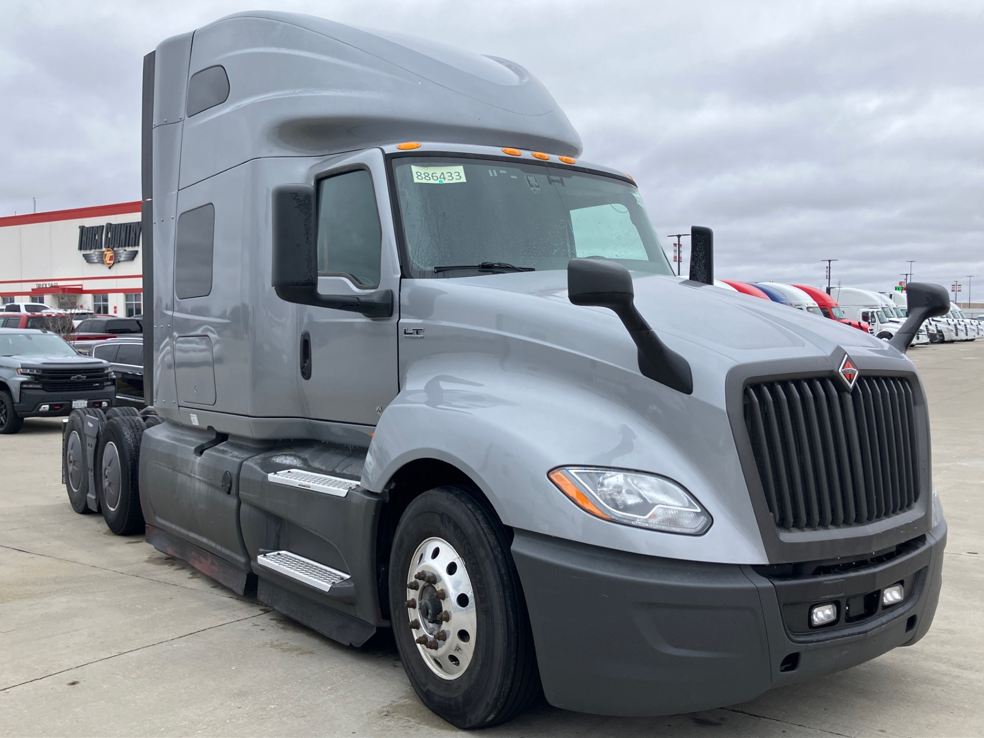 2022 International LT - image 5