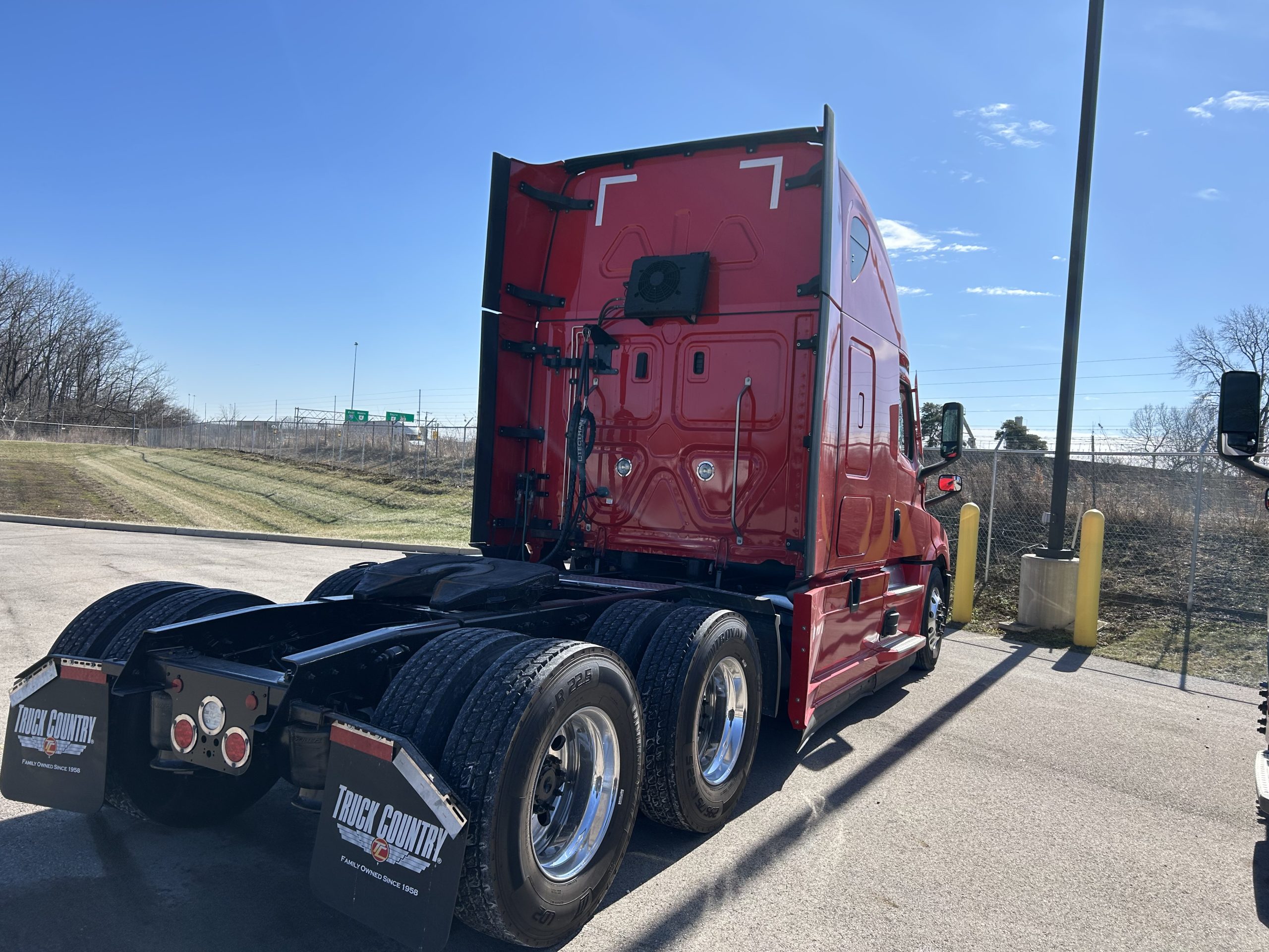 2023 Freightliner PT126SLP - image 2 of 4