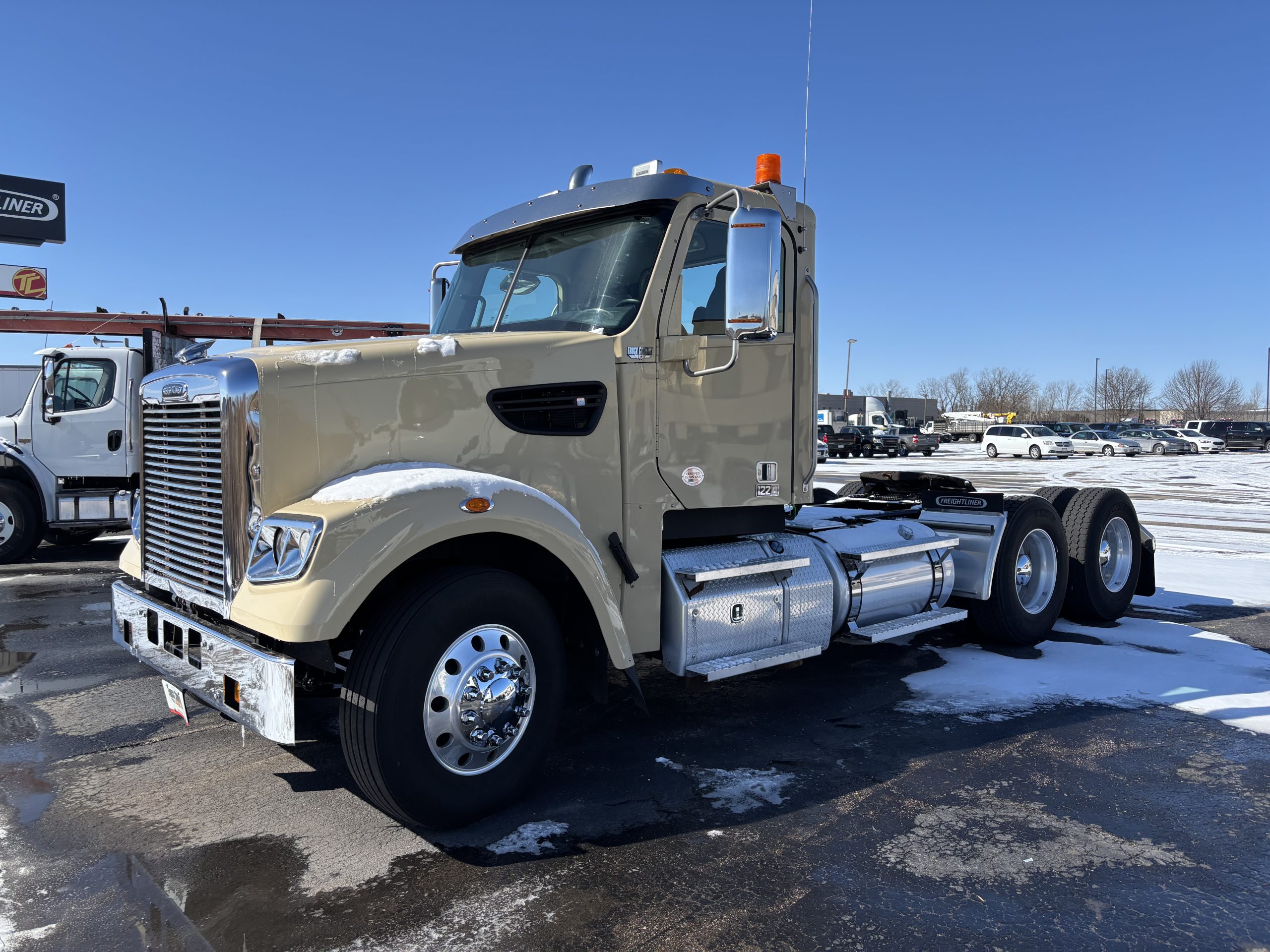 2020 Freightliner 122SD - image 1