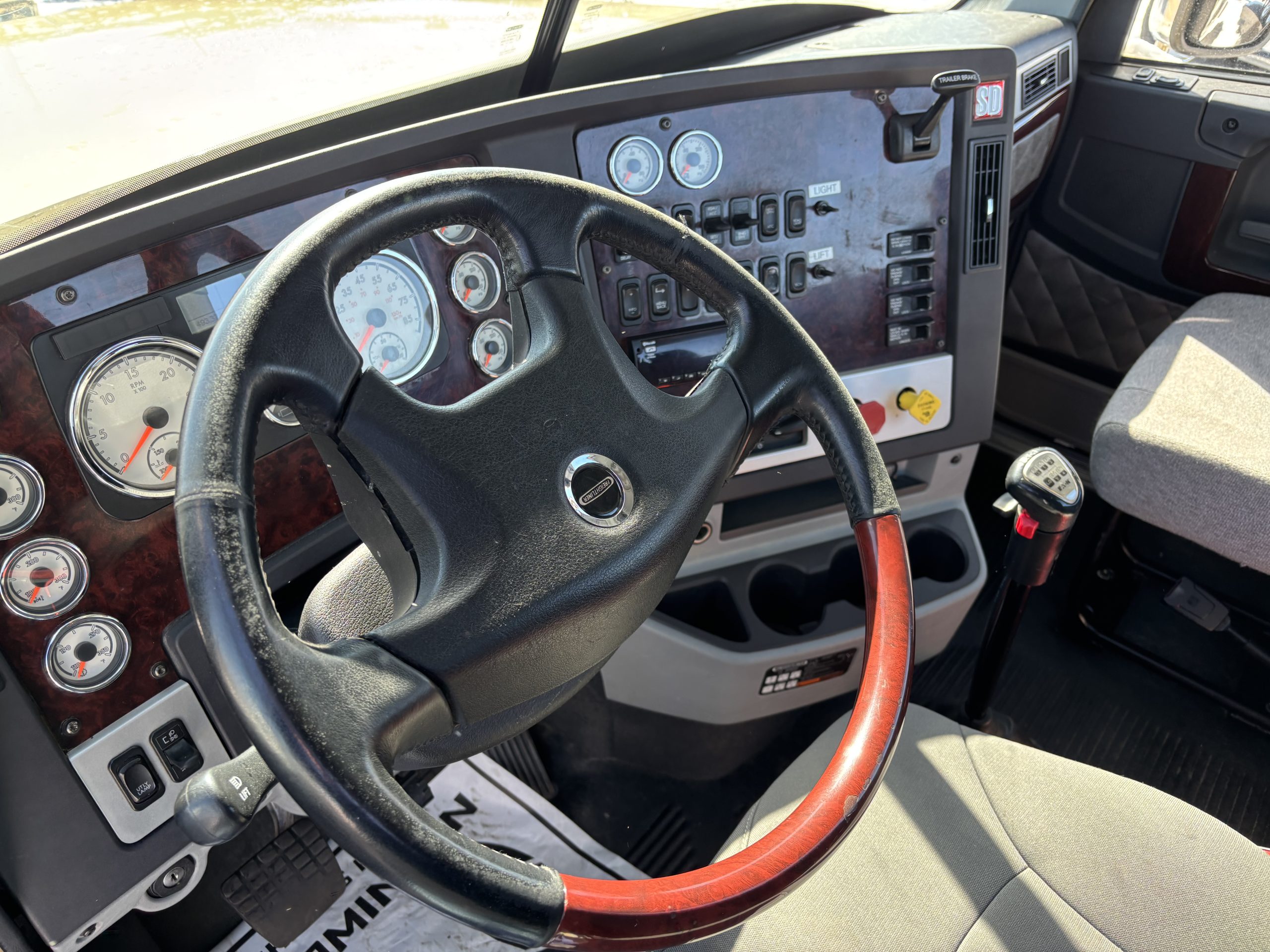 2020 Freightliner 122SD - image 4