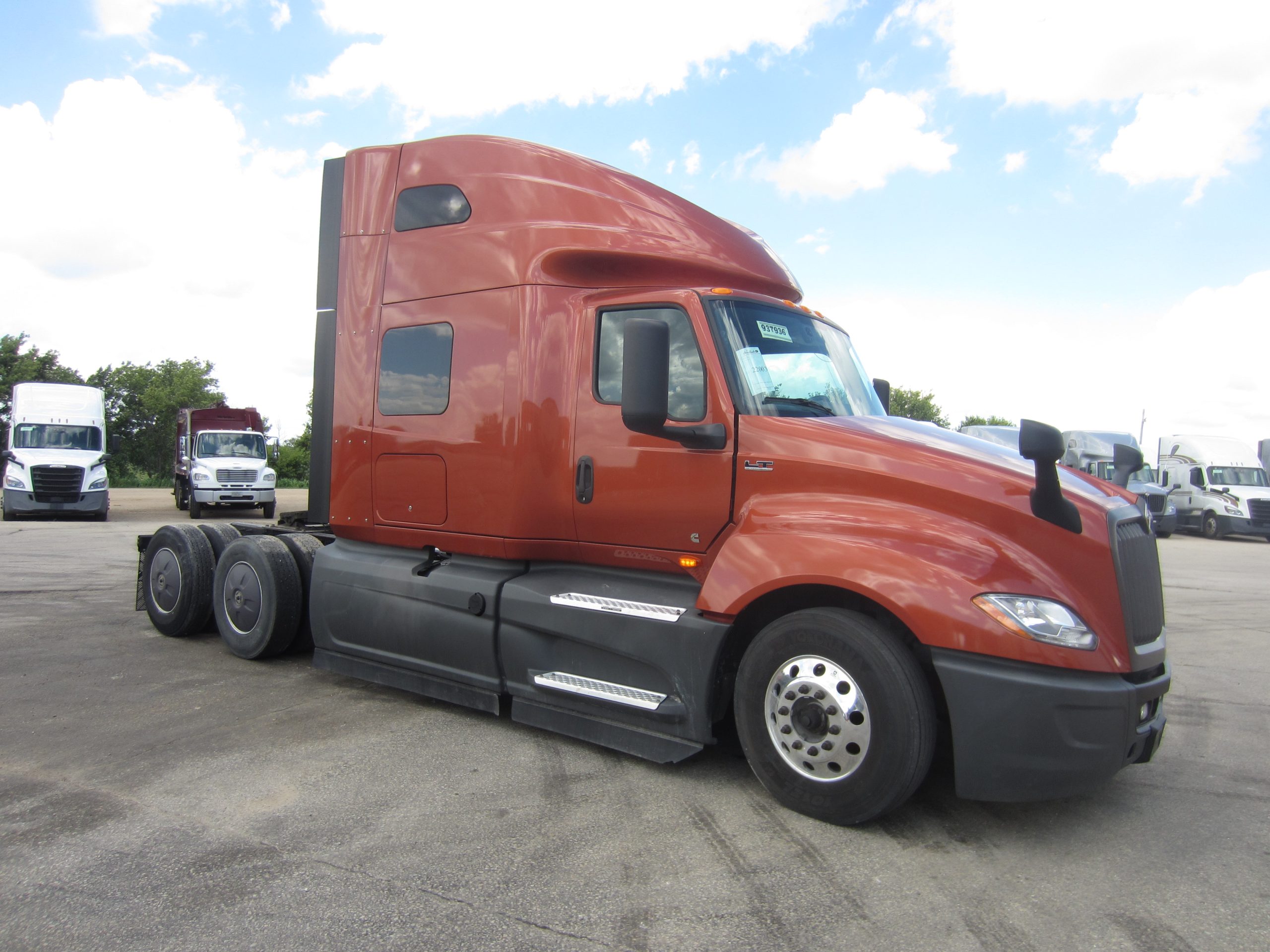 2022 International LT625 - image 3 of 6