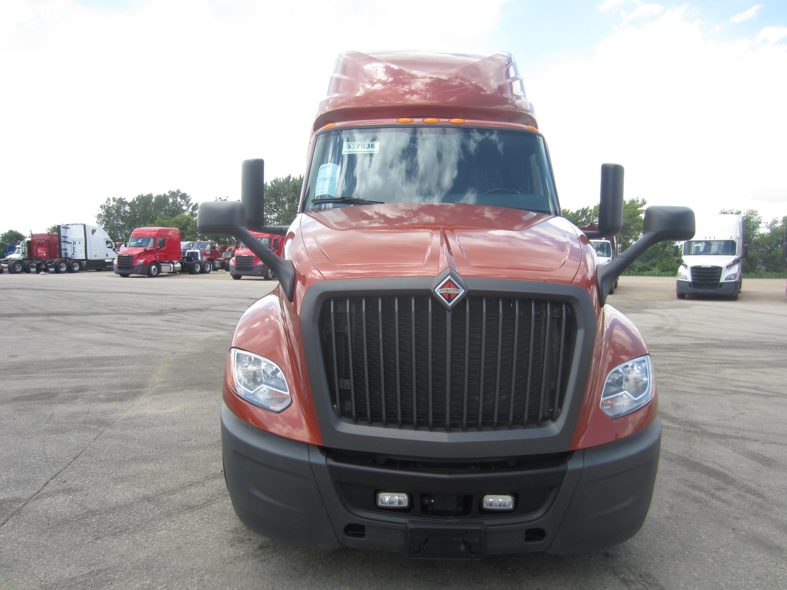 2022 International LT625 - image 2 of 6