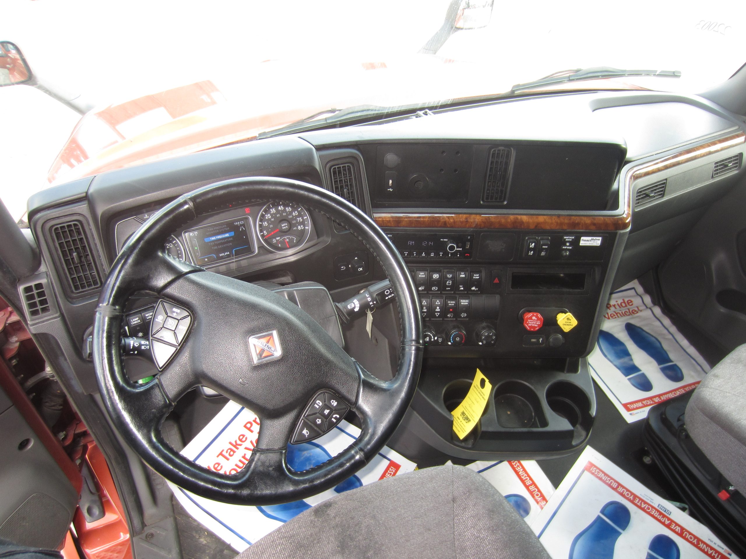 2022 International LT625 - image 5 of 6