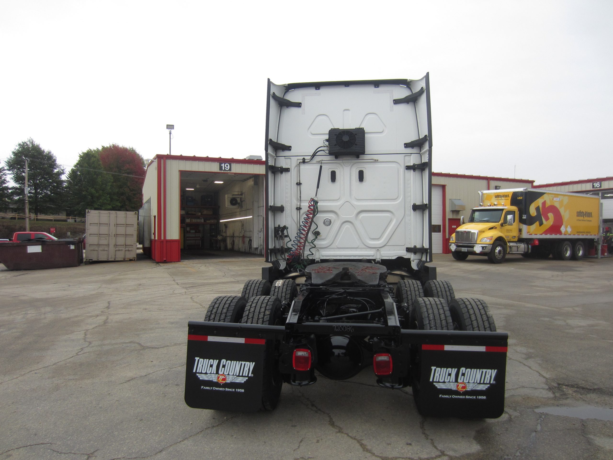 2023 Freightliner - image 4