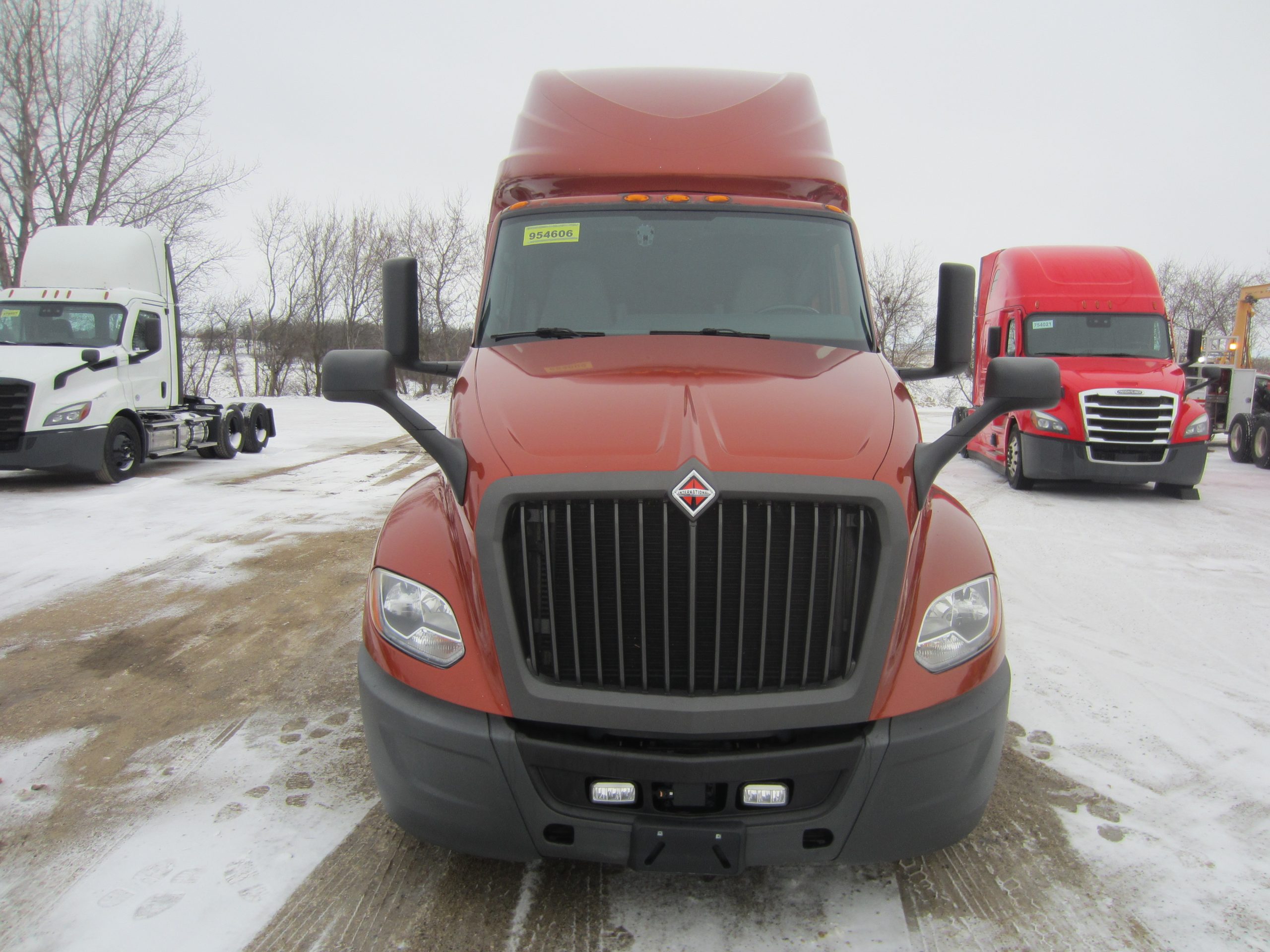 2022 International LT625 - image 2 of 6