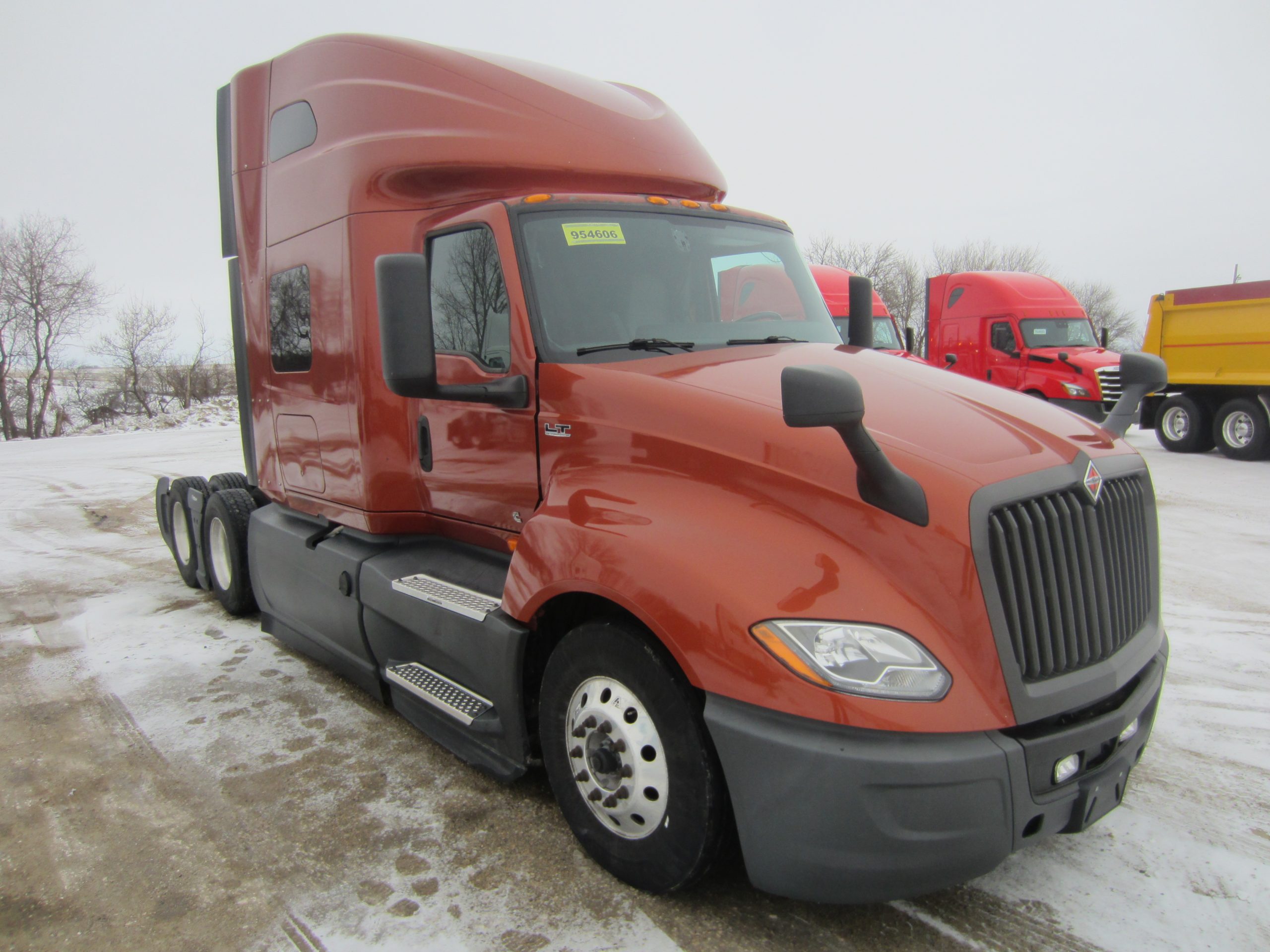 2022 International LT625 - image 3 of 6