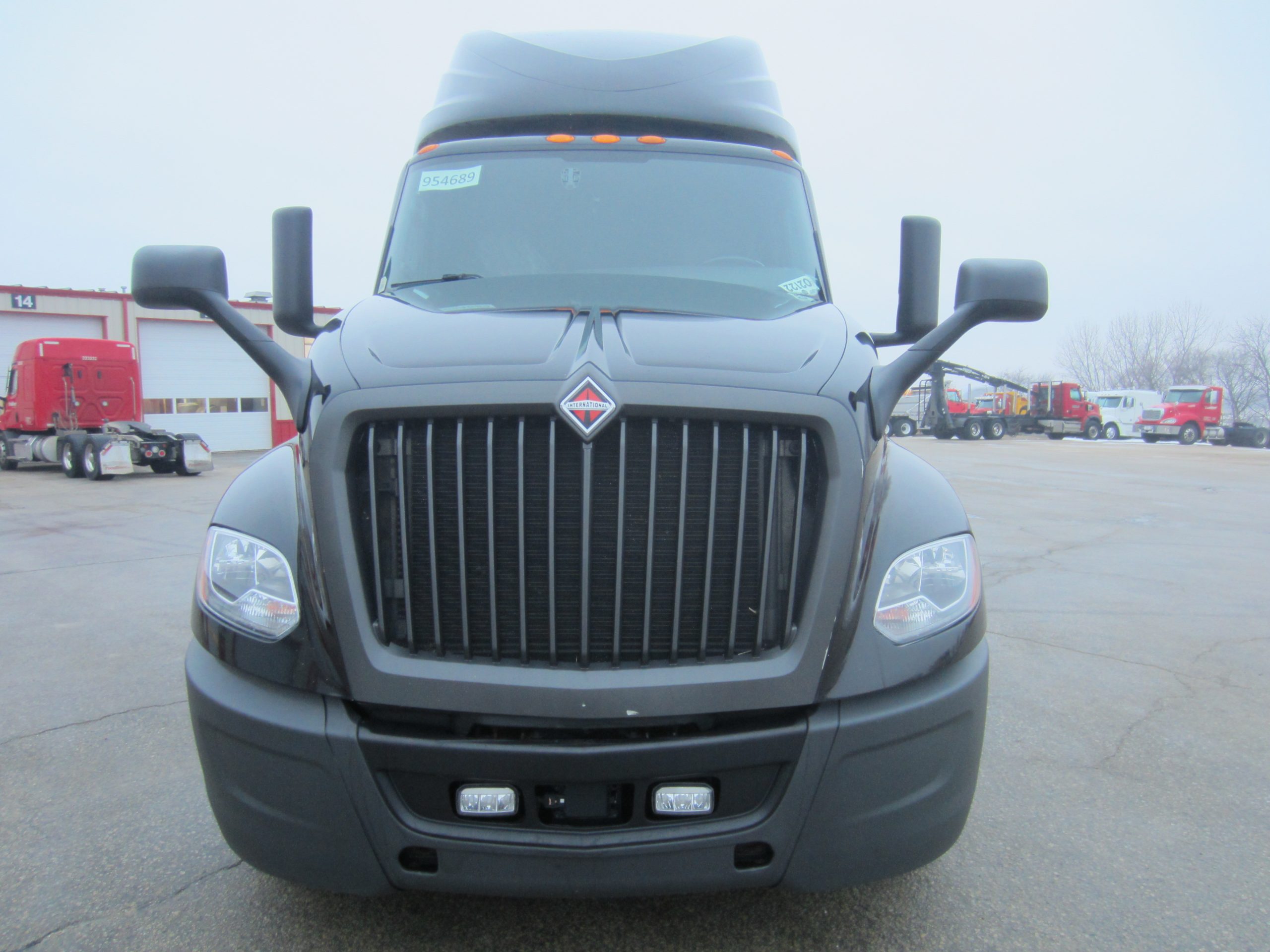 2022 International LT625 - image 2 of 6