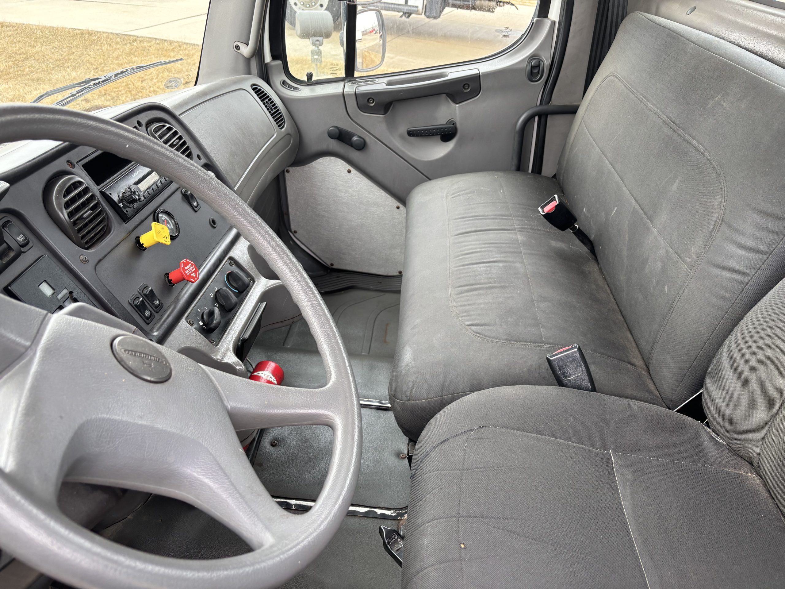 2005 Freightliner M2 106 - image 5 of 6