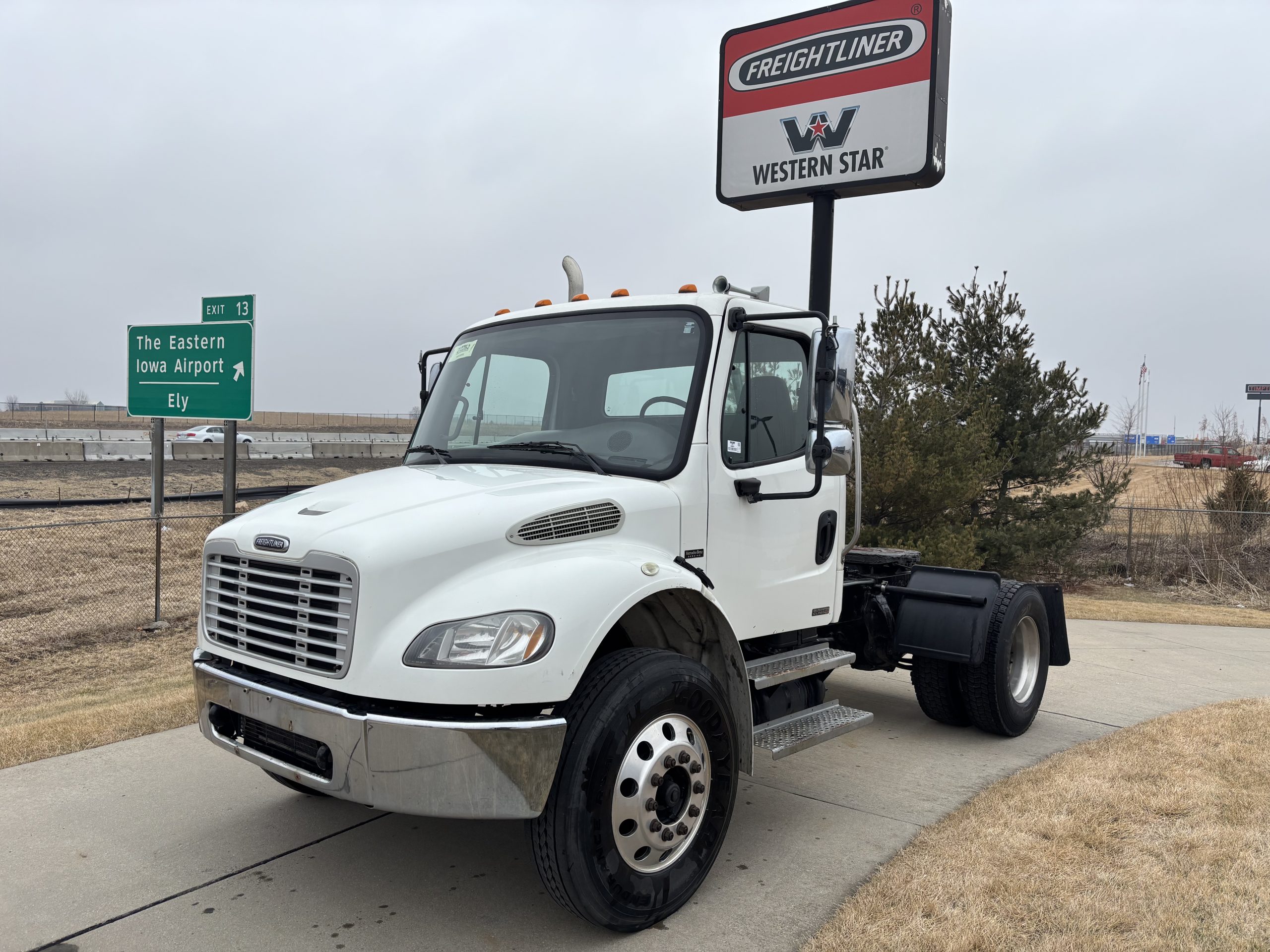 2007 Freightliner M2 106 - image 1 of 6