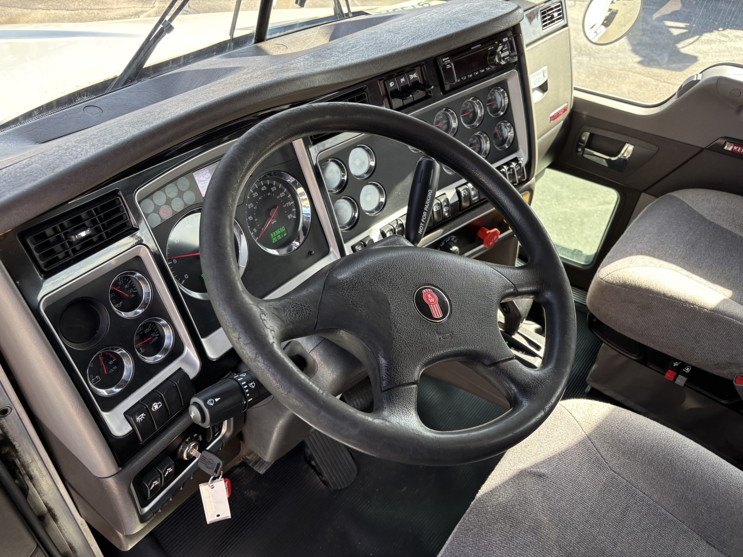 2020 Kenworth T800 - image 5 of 6