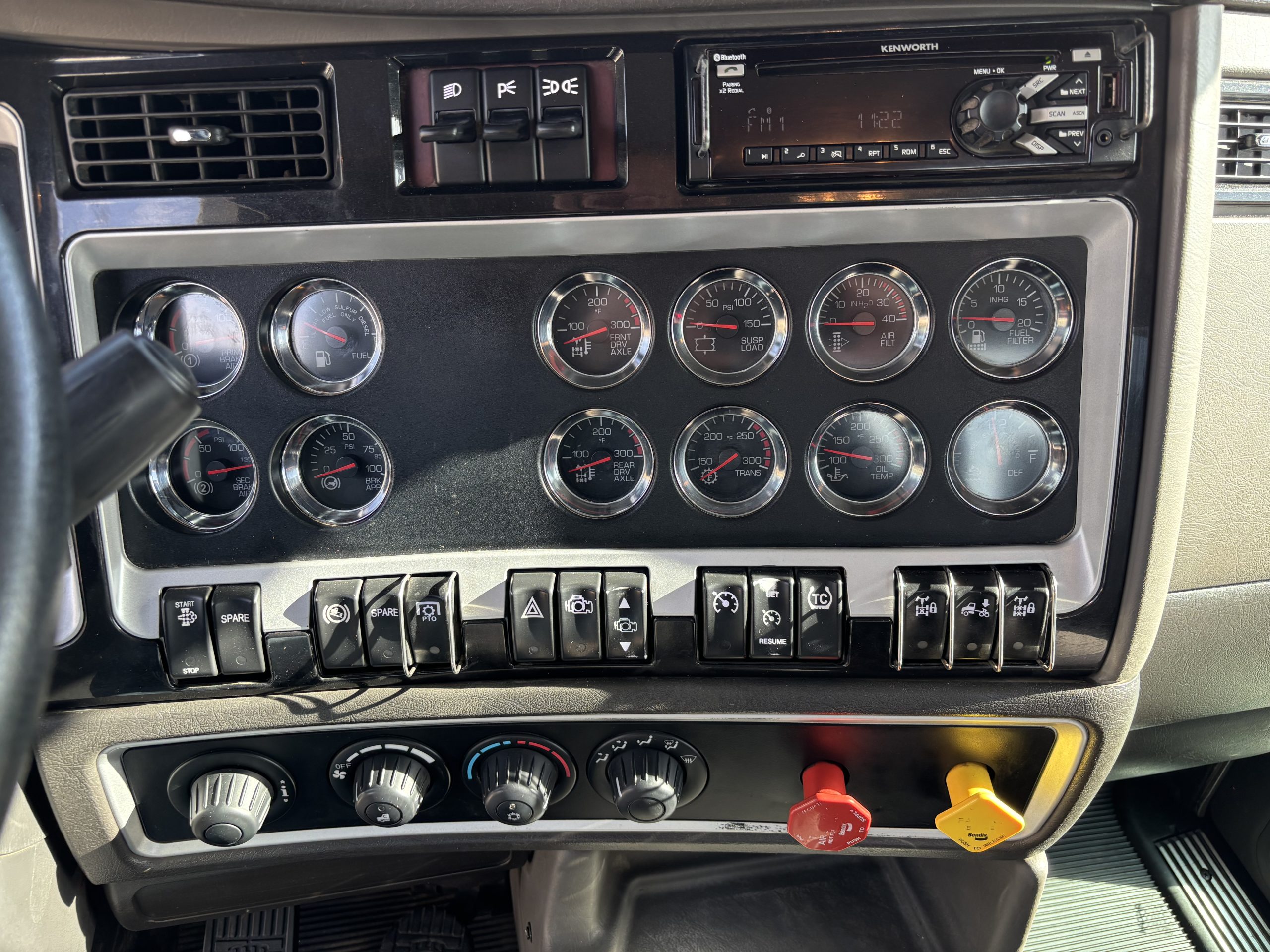 2020 Kenworth T800 - image 4 of 6