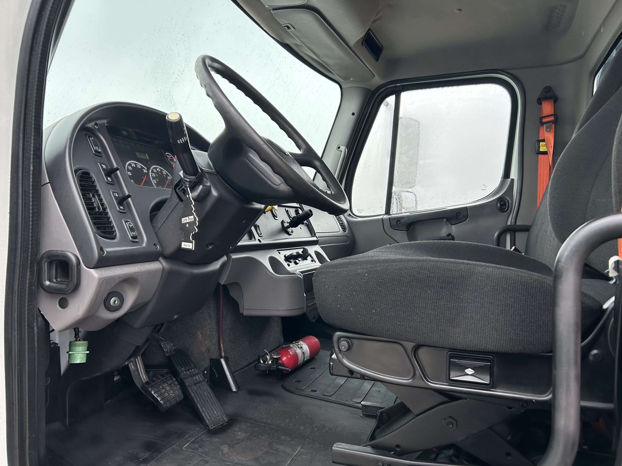 2015 Freightliner M2 106 — photo 6