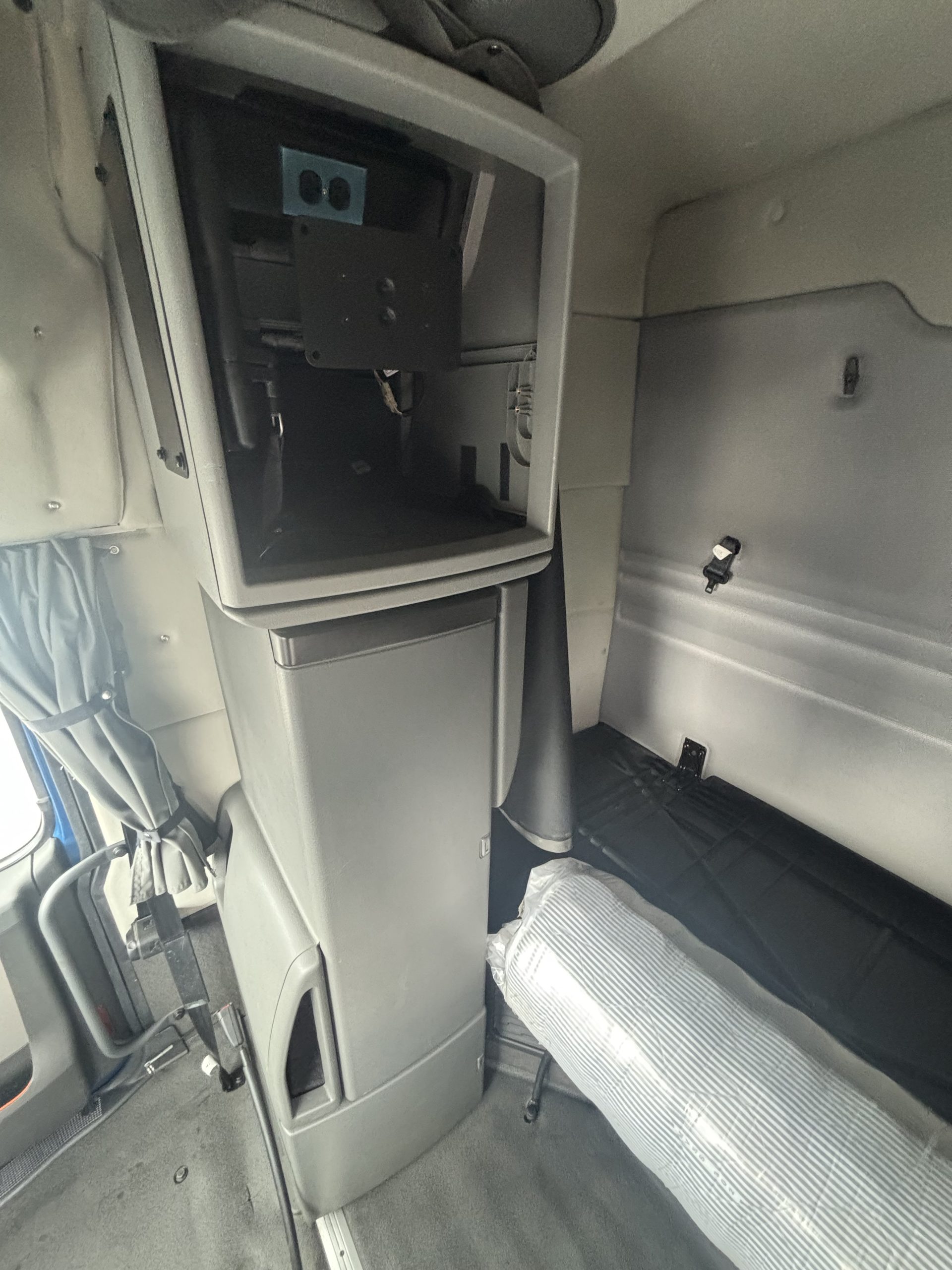 2023 Volvo VNR 640 - image 6