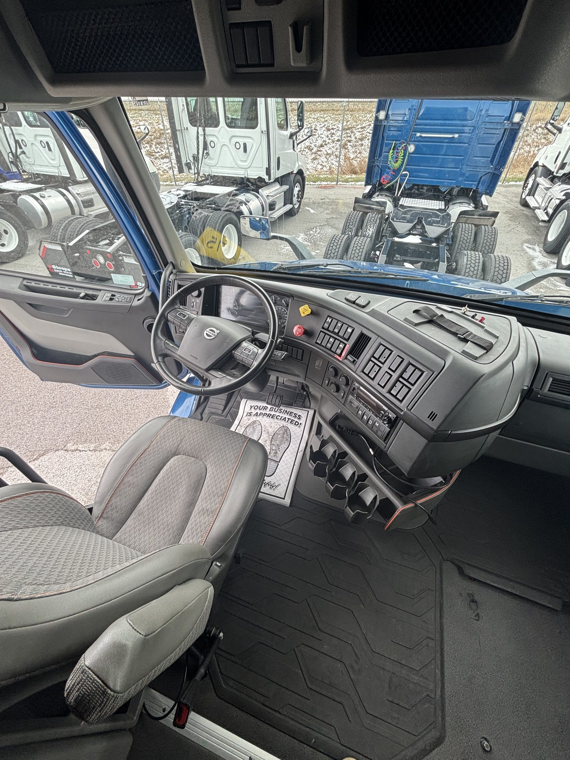 2023 Volvo VNR 640 - image 5