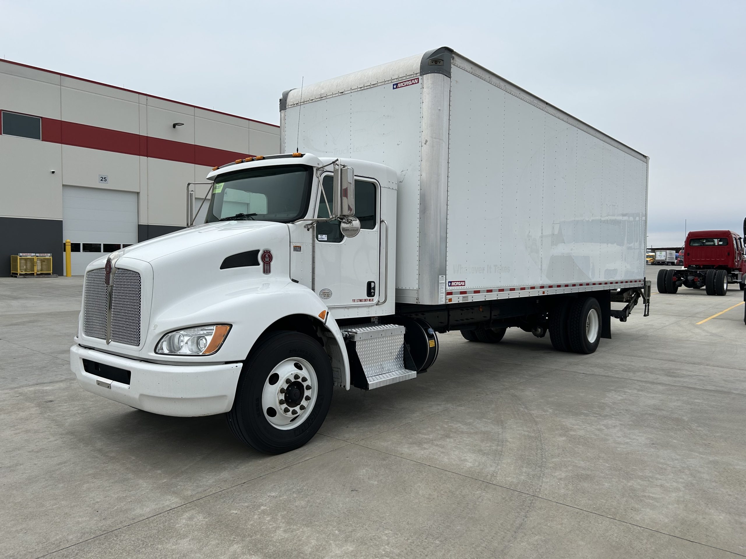 2022 Kenworth T270 - image 1