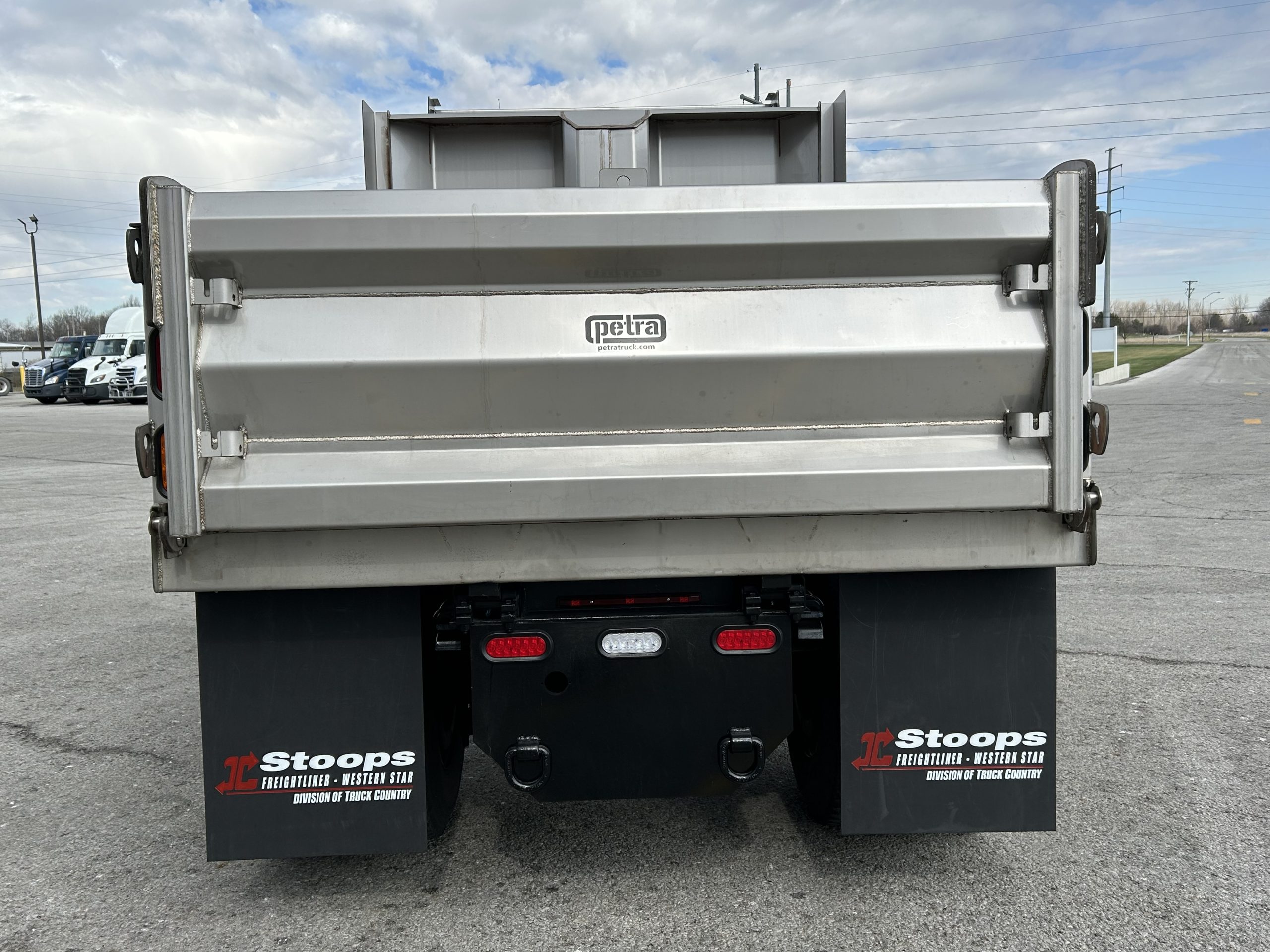 2021 Freightliner M2 106 - image 4 of 6