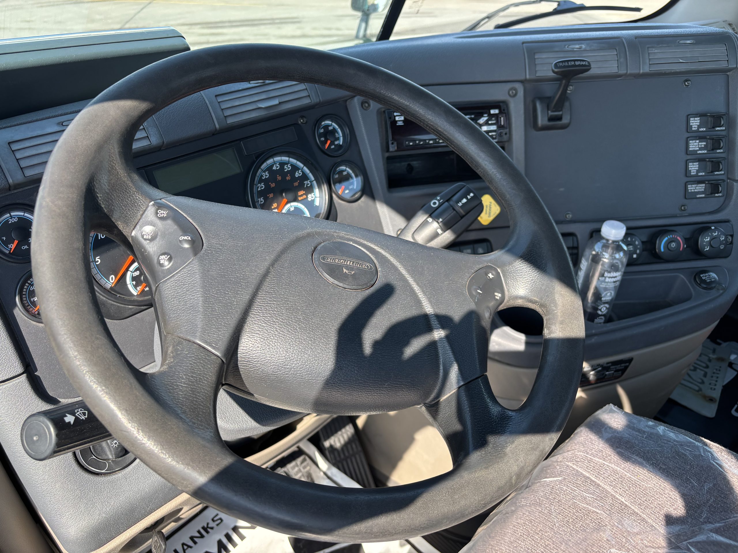 2017 Freightliner CA113 - image 5 of 6