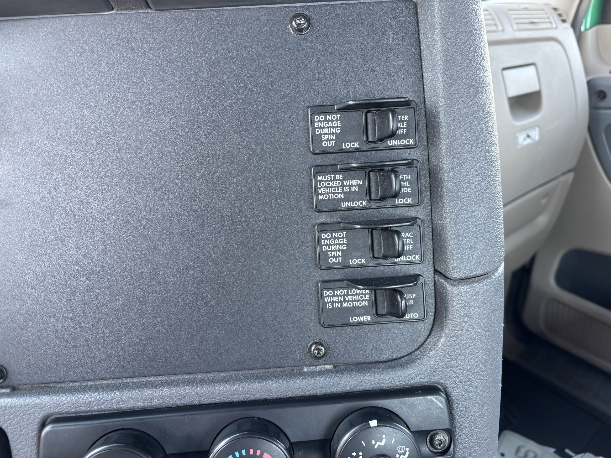 2017 Freightliner CA113 - image 4 of 6