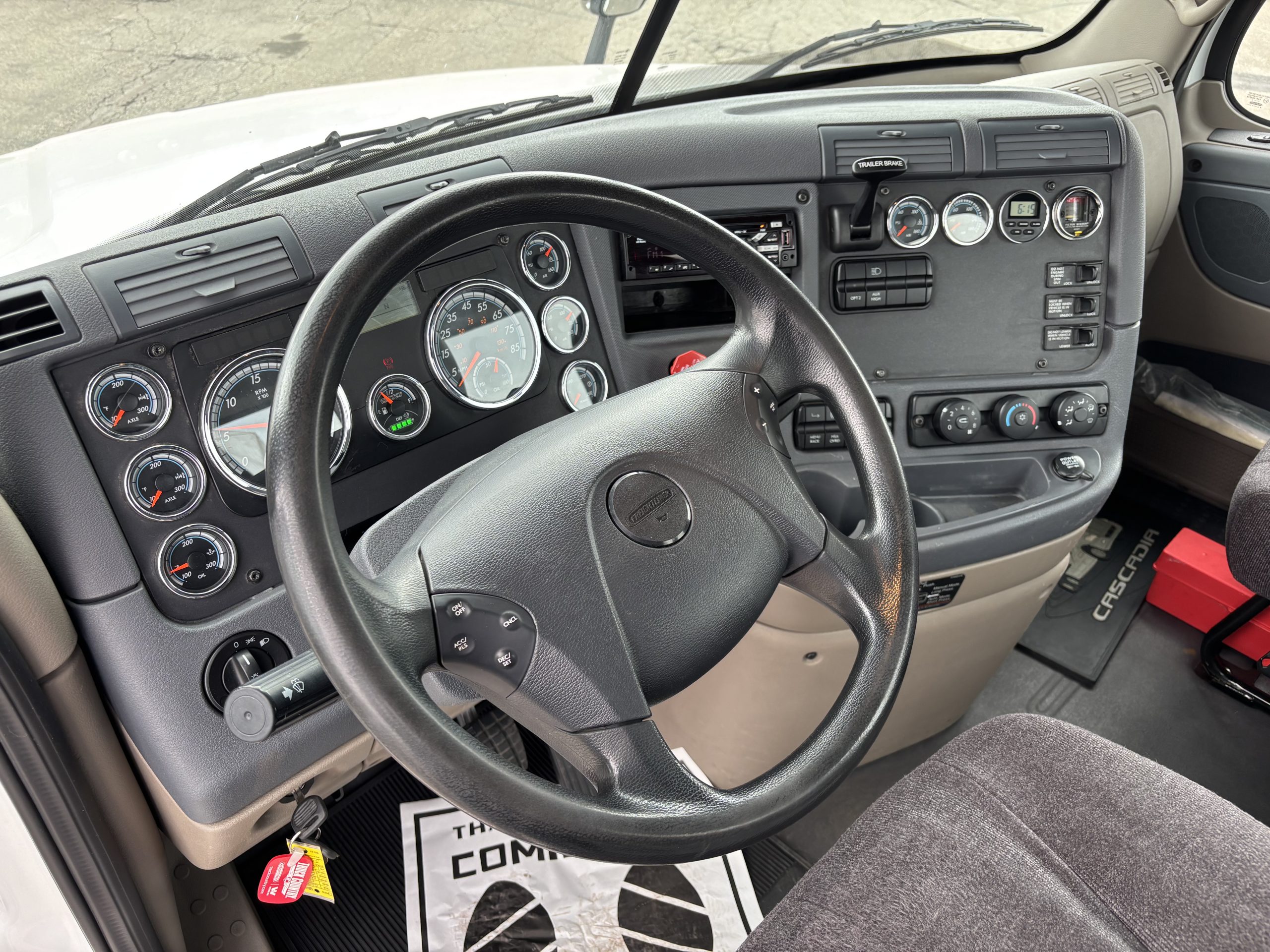 2018 Freightliner CA125 - image 4 of 6