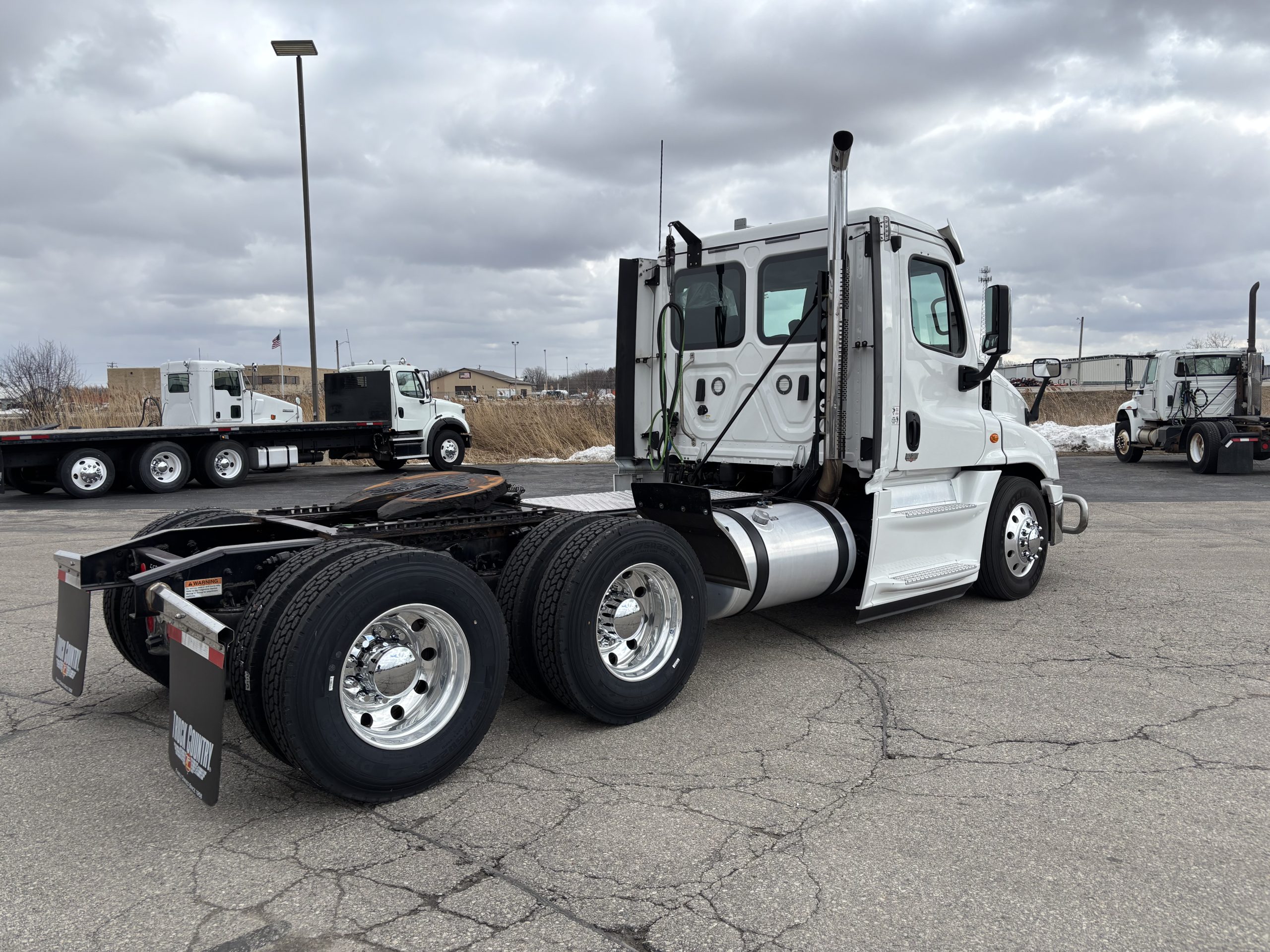 2018 Freightliner CA125 - image 6 of 6