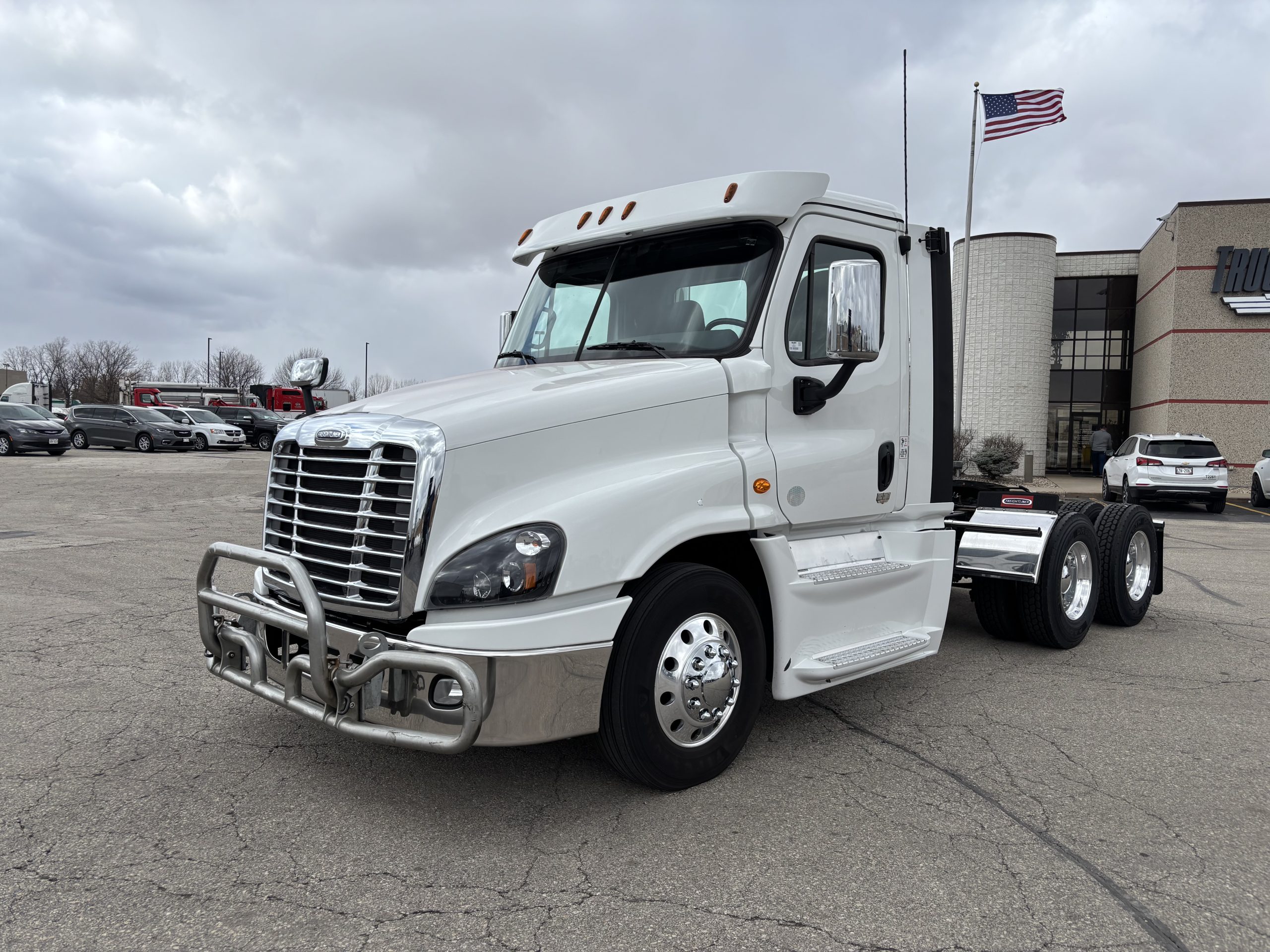 2018 Freightliner CA125 - image 1 of 6