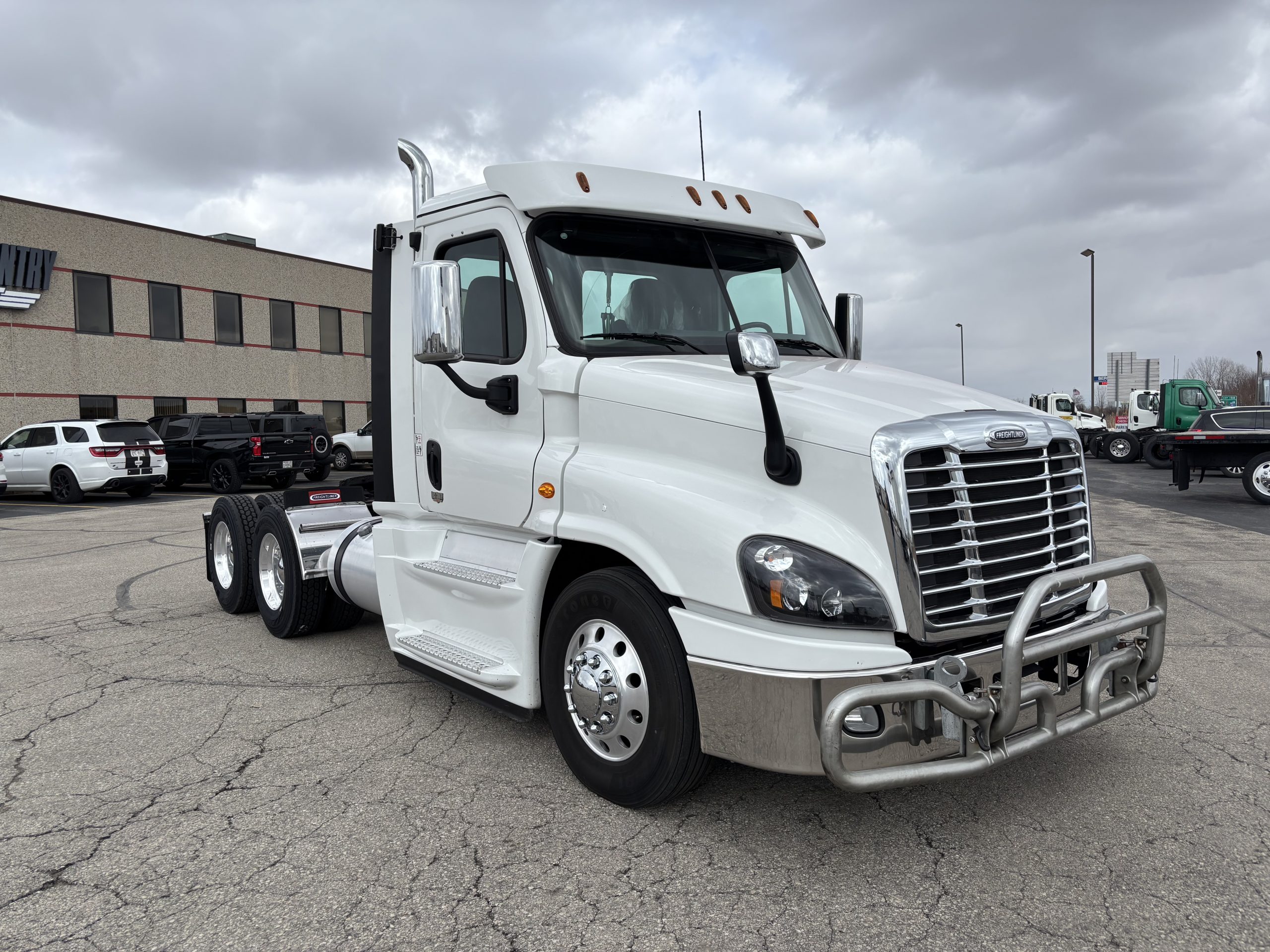 2018 Freightliner CA125 - image 3 of 6
