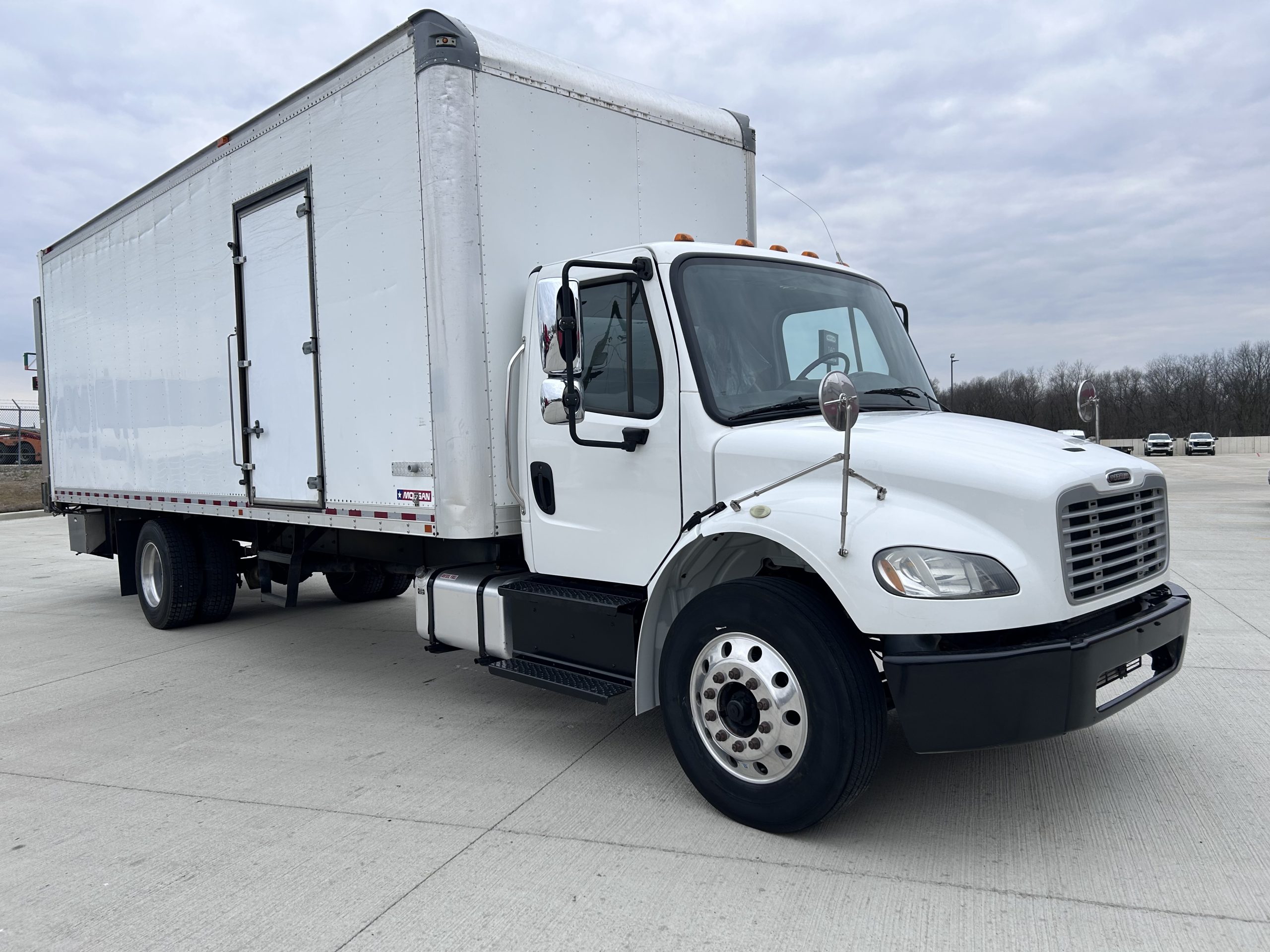 2019 Freightliner M2 106 — photo 2