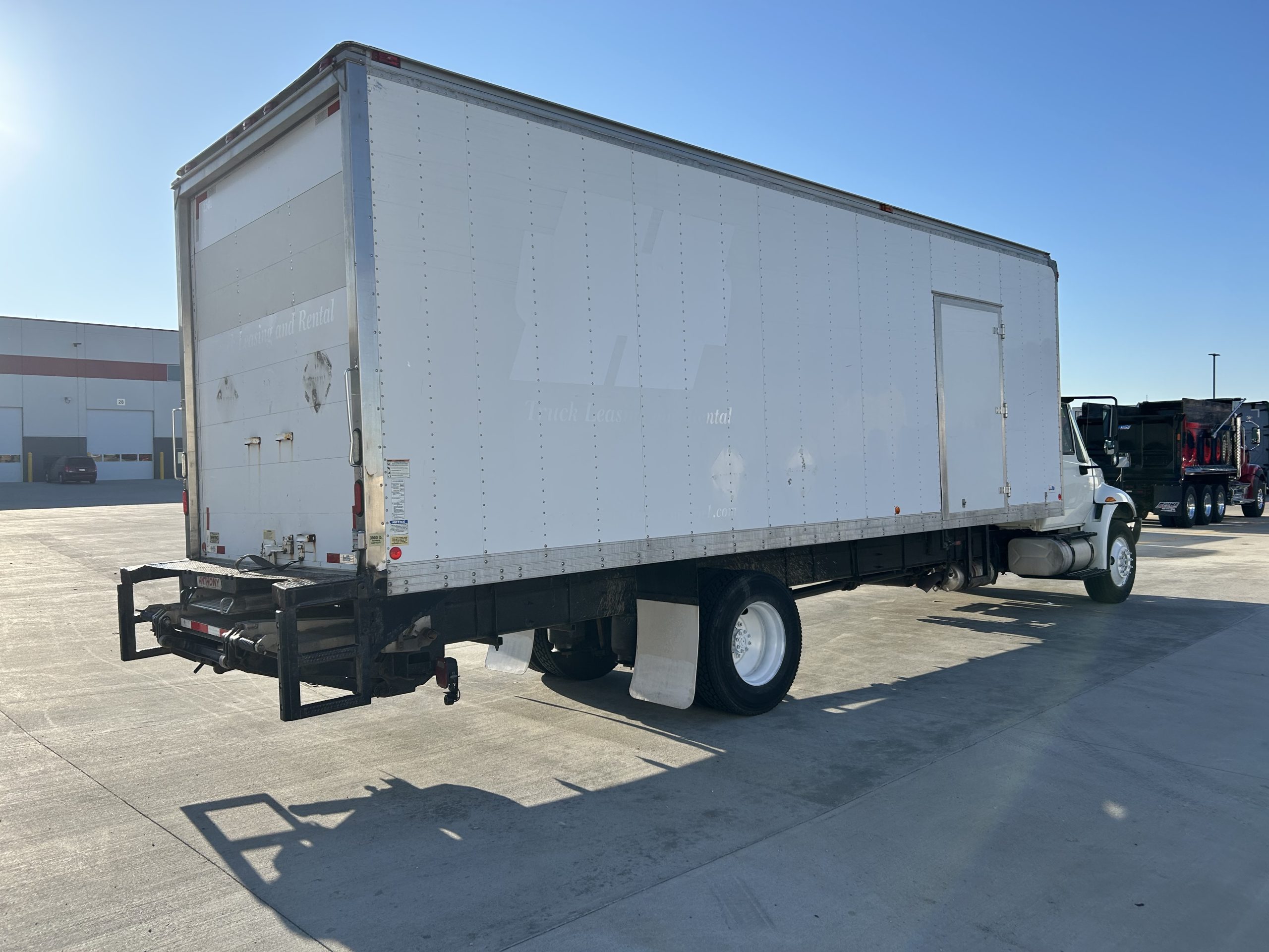 2018 International 4300 - image 3 of 3