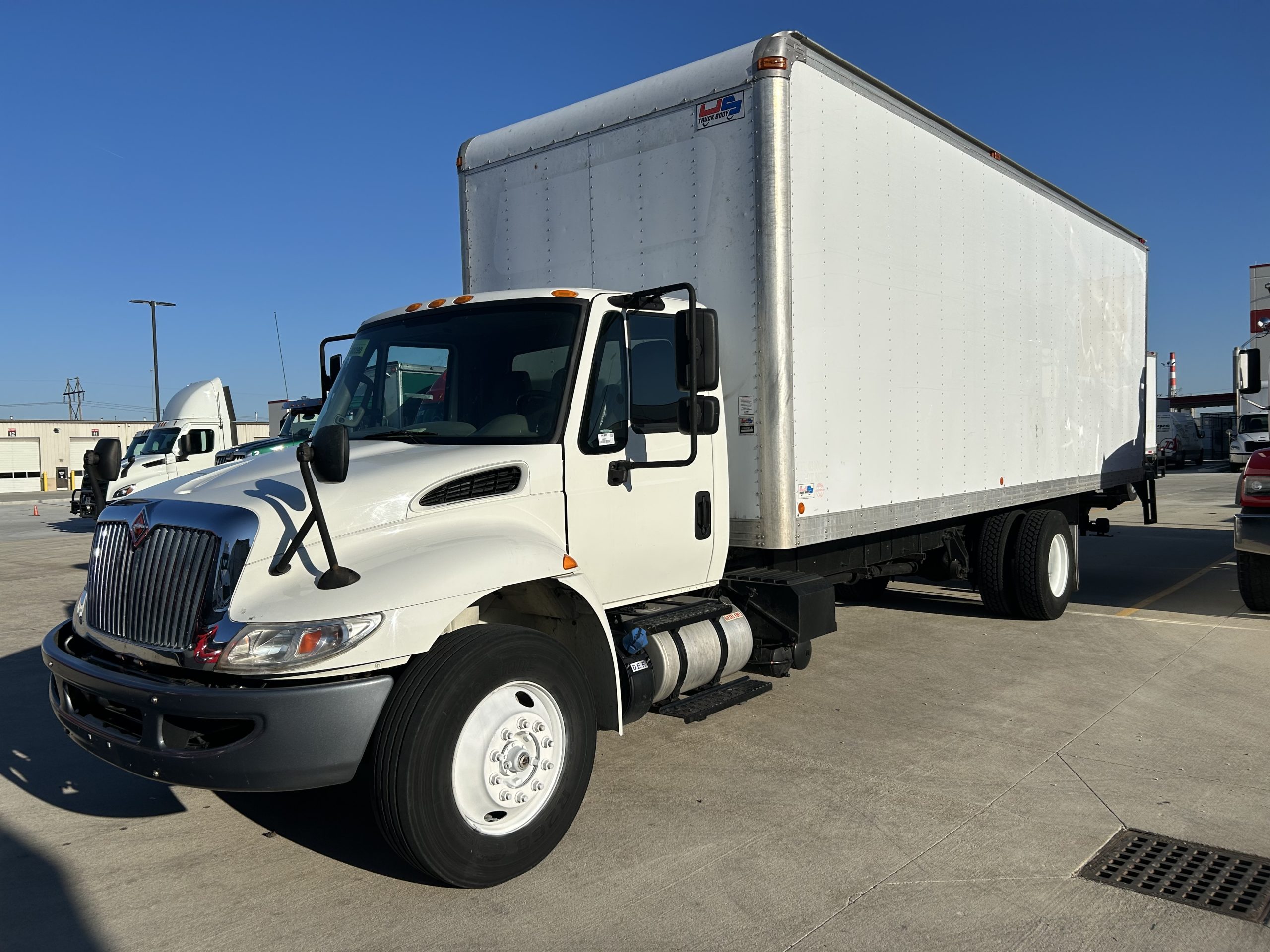 2018 International 4300 - image 1 of 3