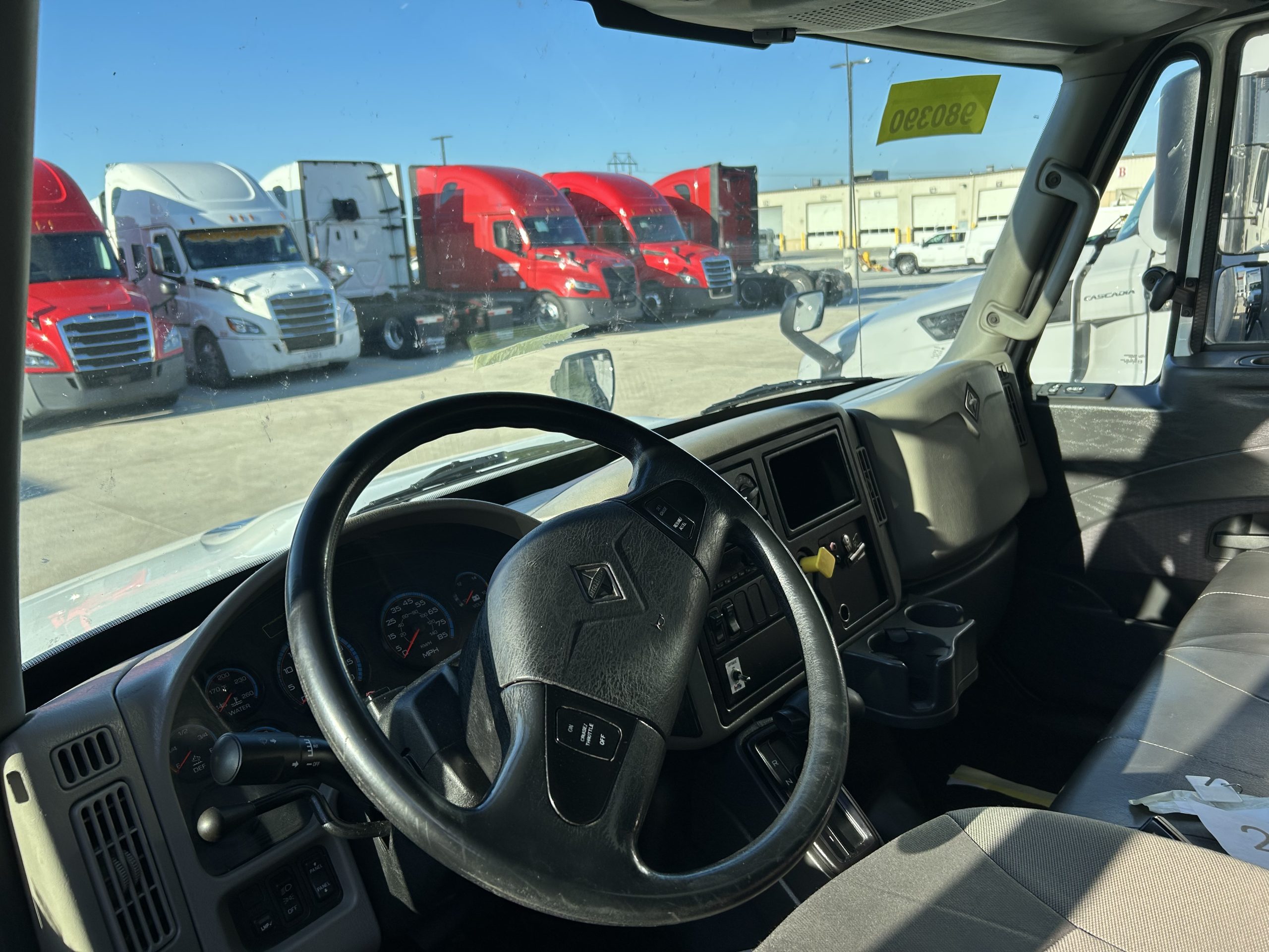 2018 International 4300 - image 2 of 3