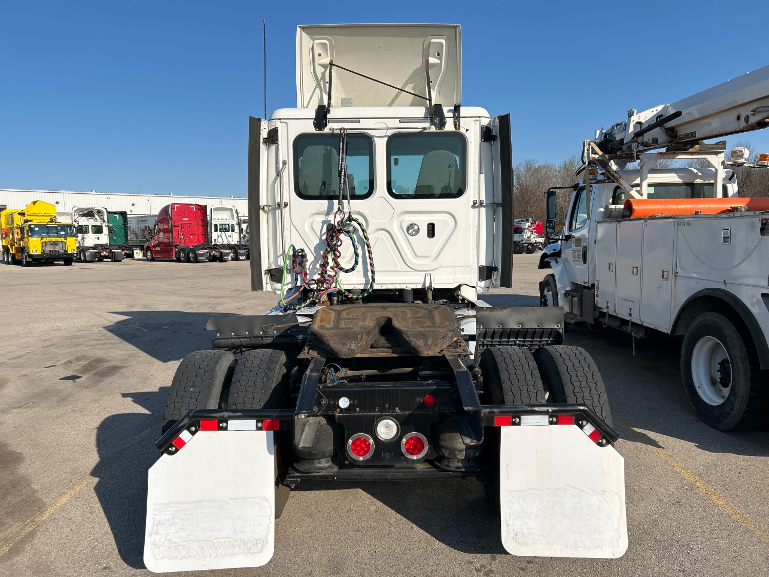 2018 Freightliner CA125DC - image 4 of 6