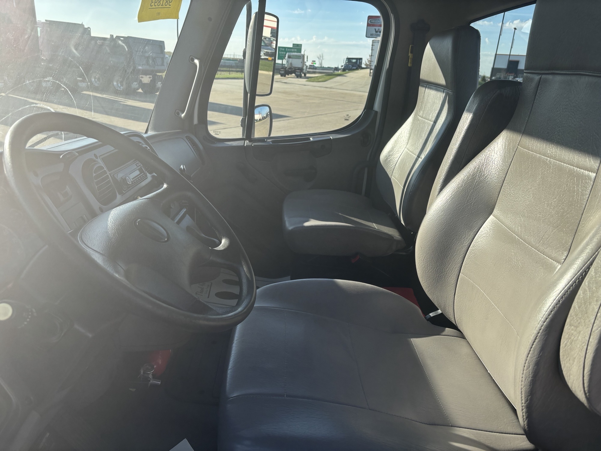 2017 Freightliner M2 106 - image 5 of 6