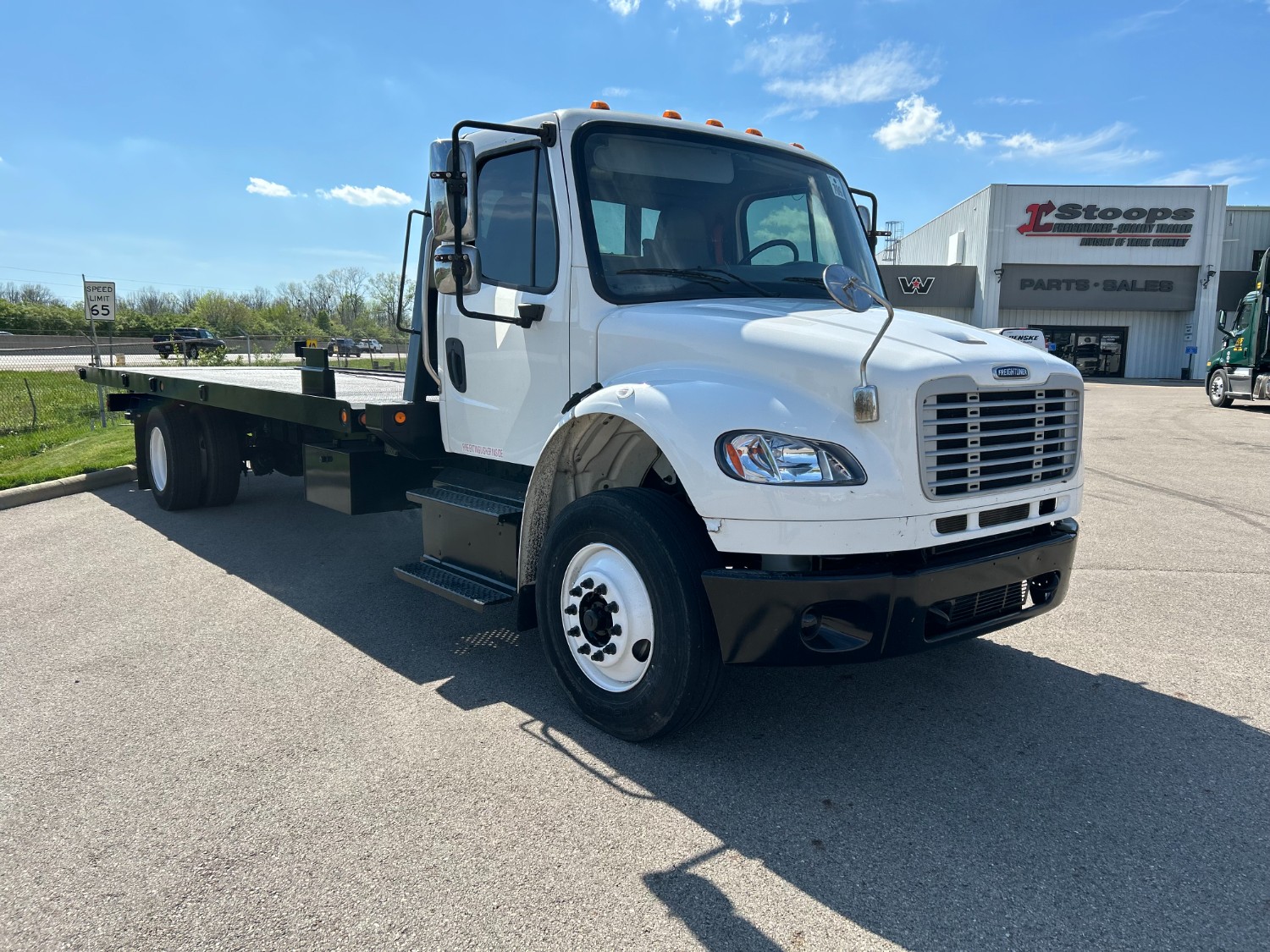 2015 Freightliner M2 106 - image 2 of 6