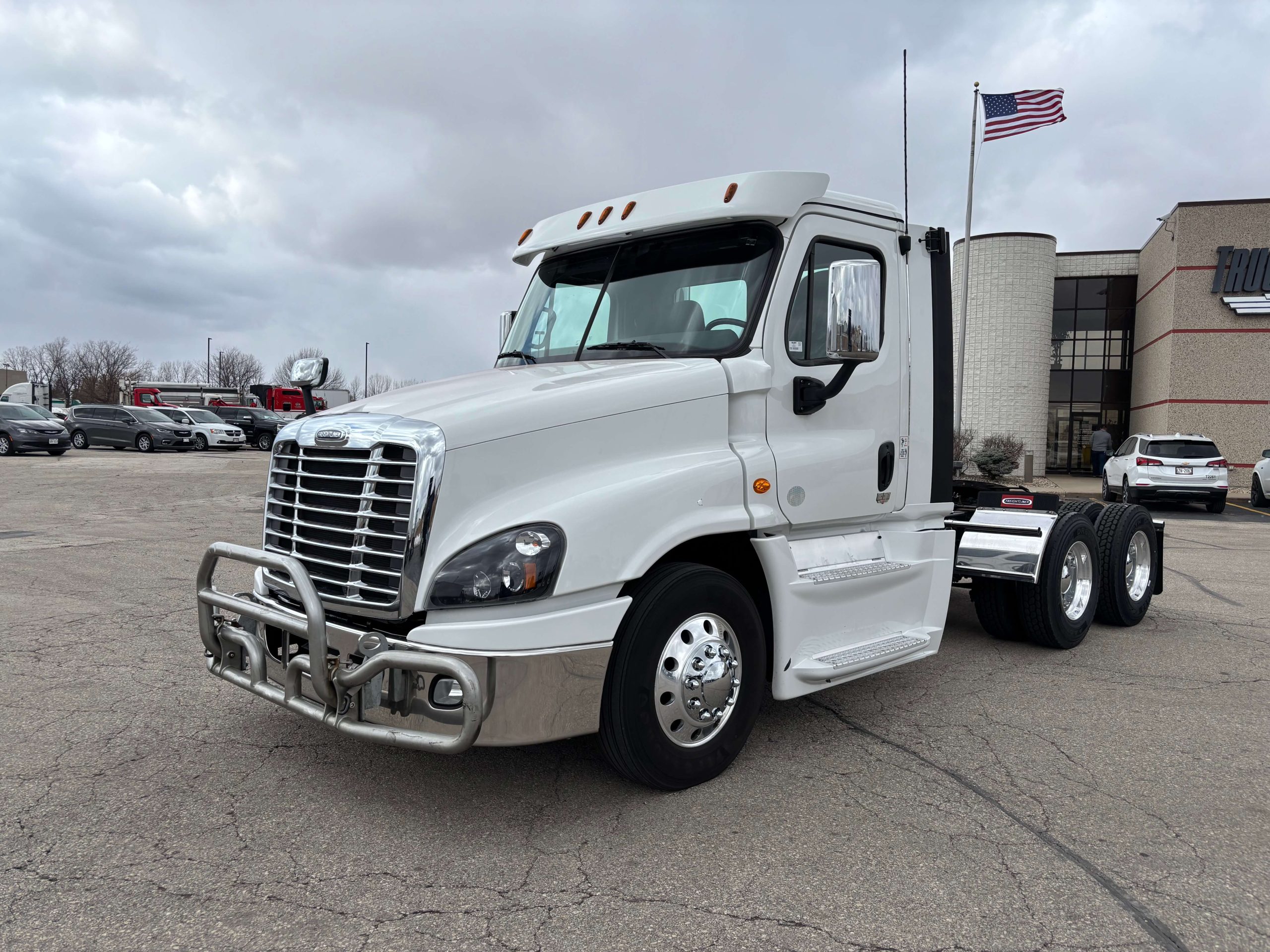 2018 Freightliner CA125 image 1