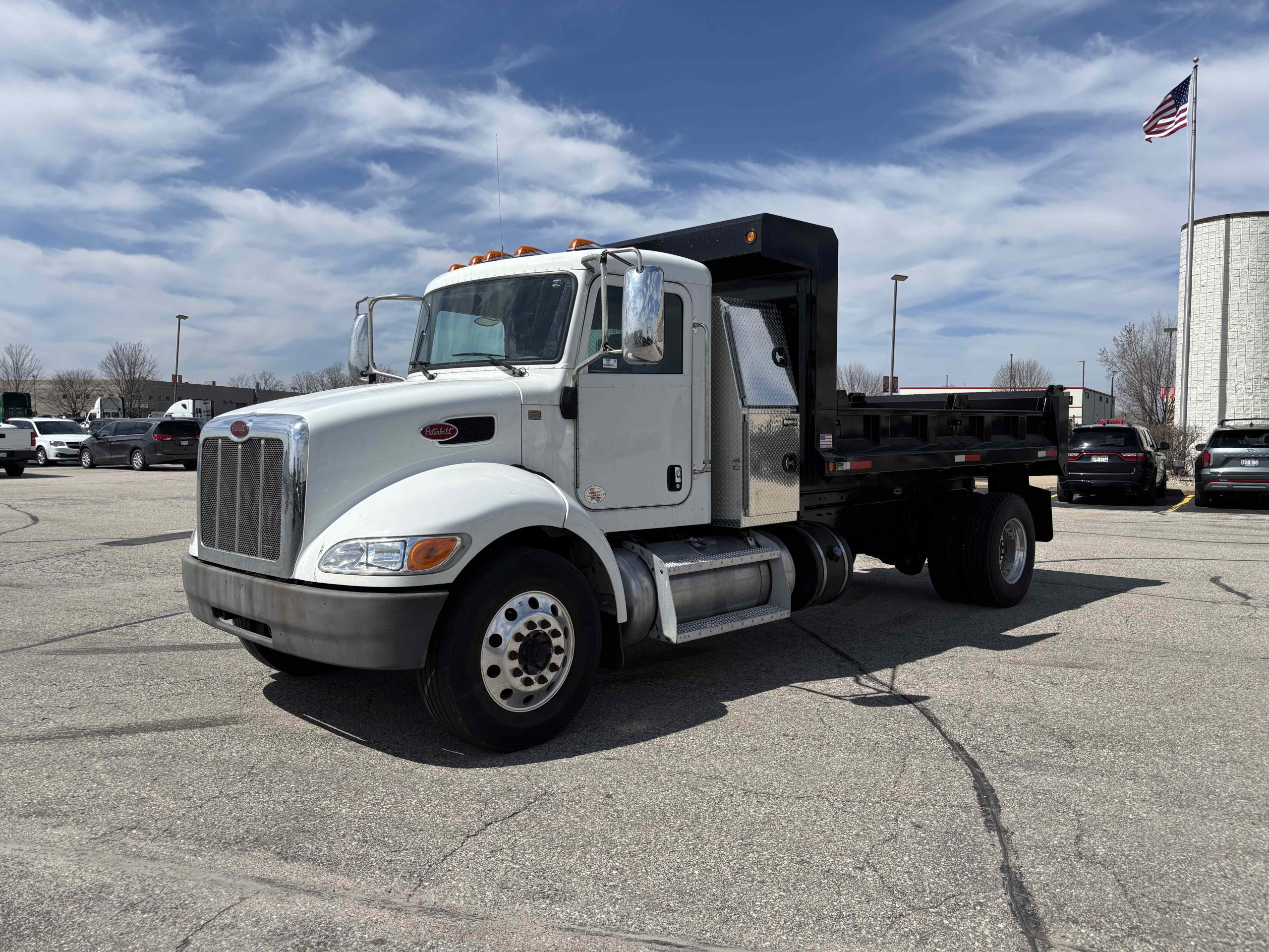 2021 Peterbilt 337 2021 Peterbilt 337 - image 1 of 2